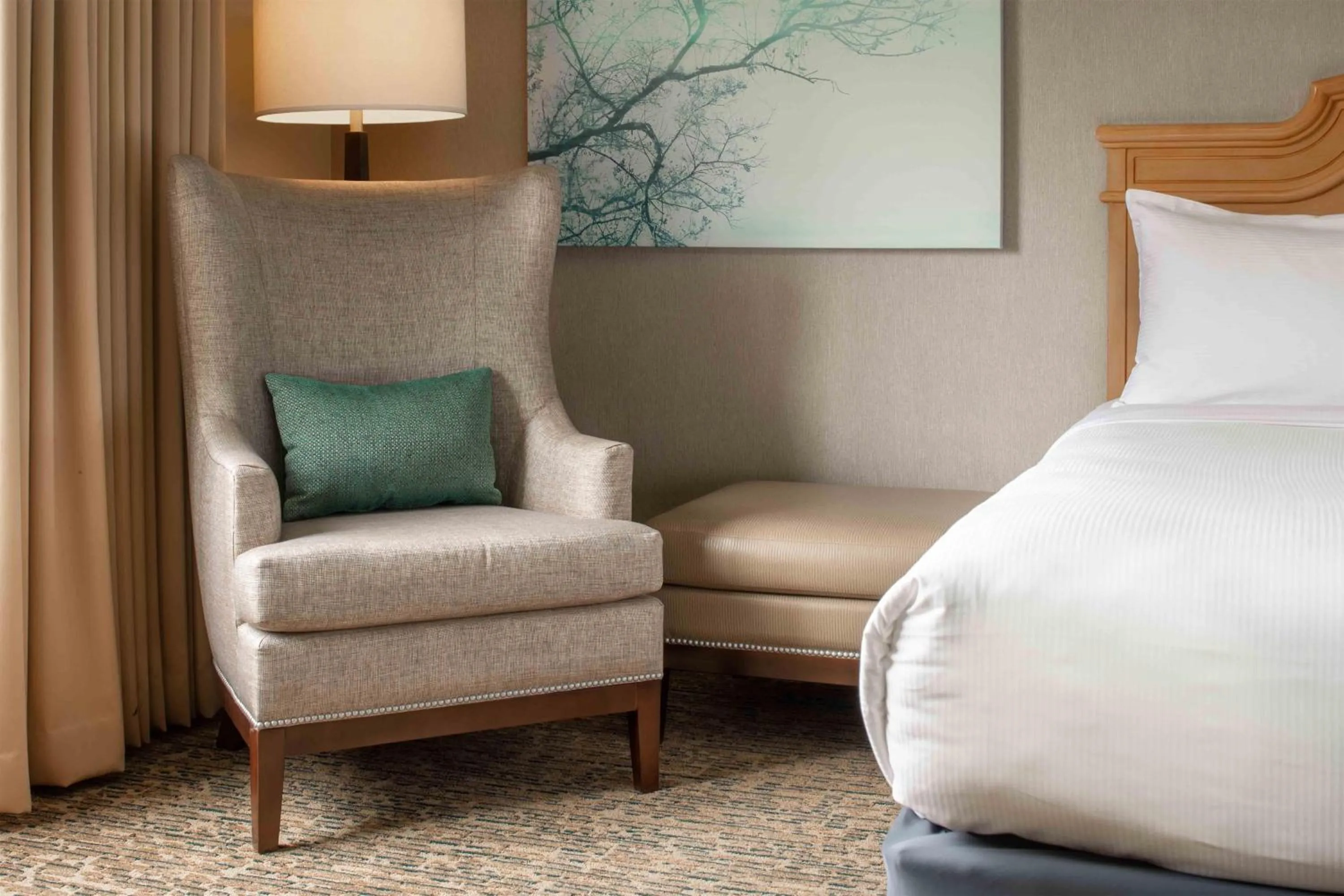 Living room, Bed in DoubleTree by Hilton Sonoma Wine Country