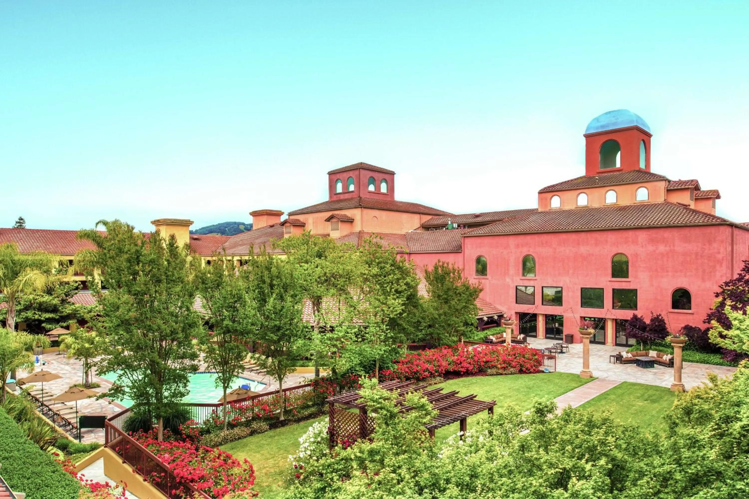 Inner courtyard view in DoubleTree by Hilton Sonoma Wine Country