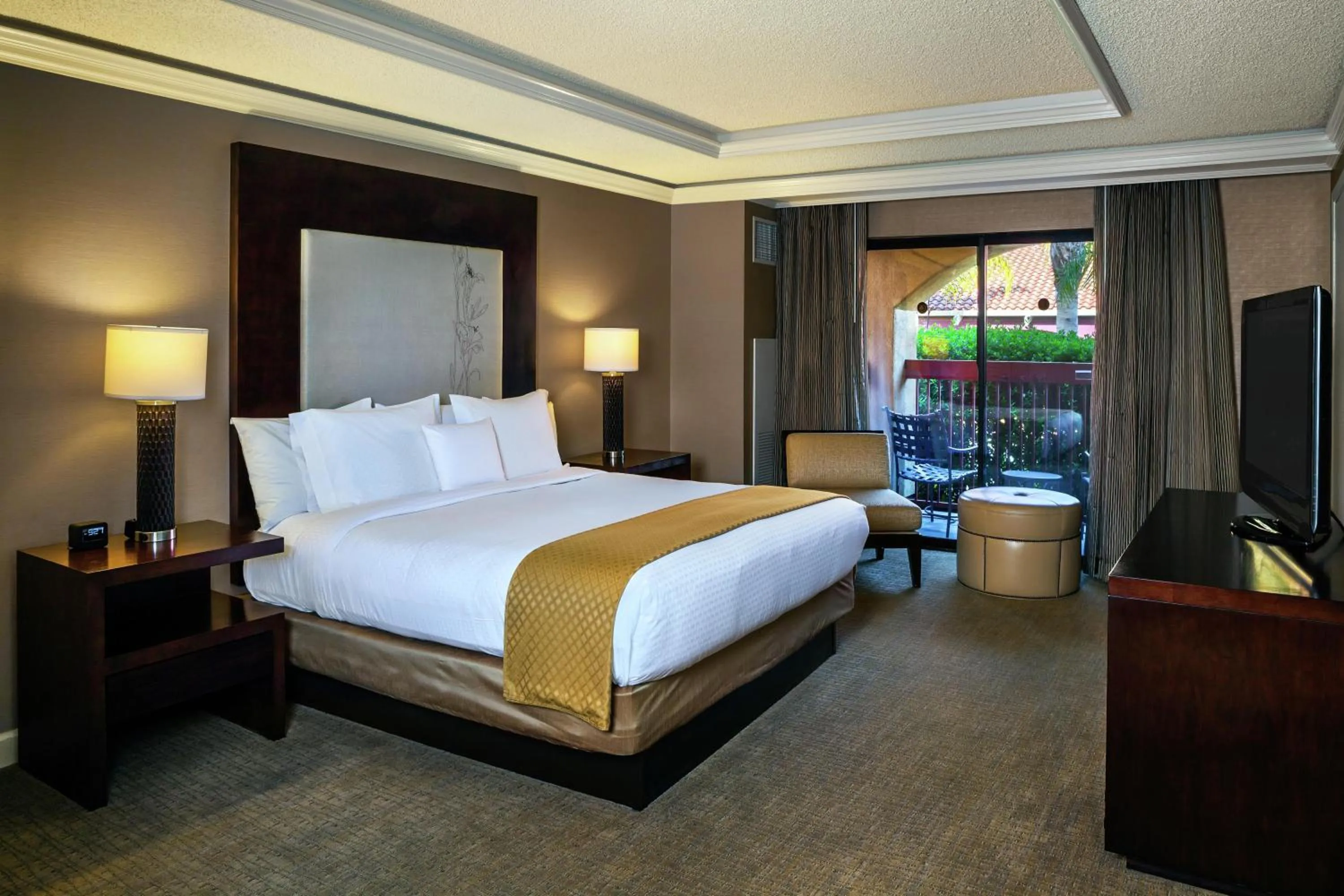 Bed in DoubleTree by Hilton Sonoma Wine Country