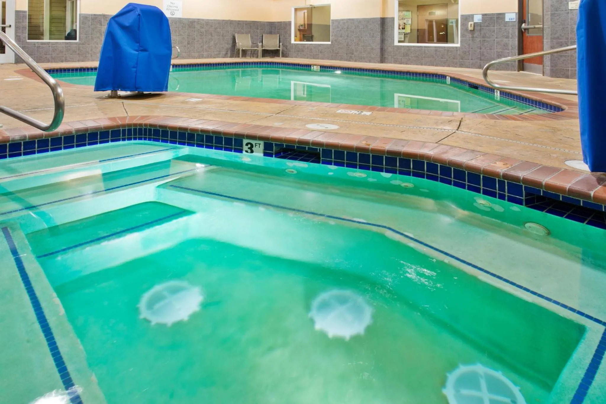 Swimming pool in Holiday Inn Express Hotel & Suites Astoria by IHG