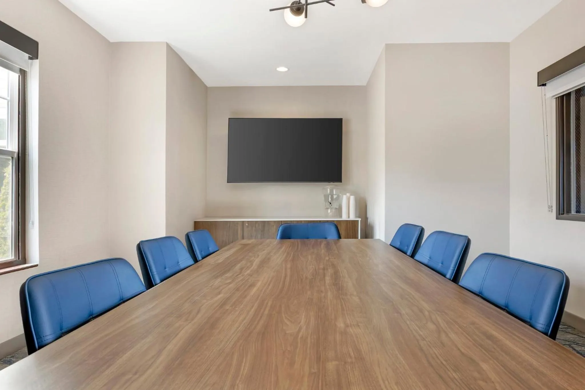Meeting/conference room in Holiday Inn Express Hotel & Suites Astoria by IHG