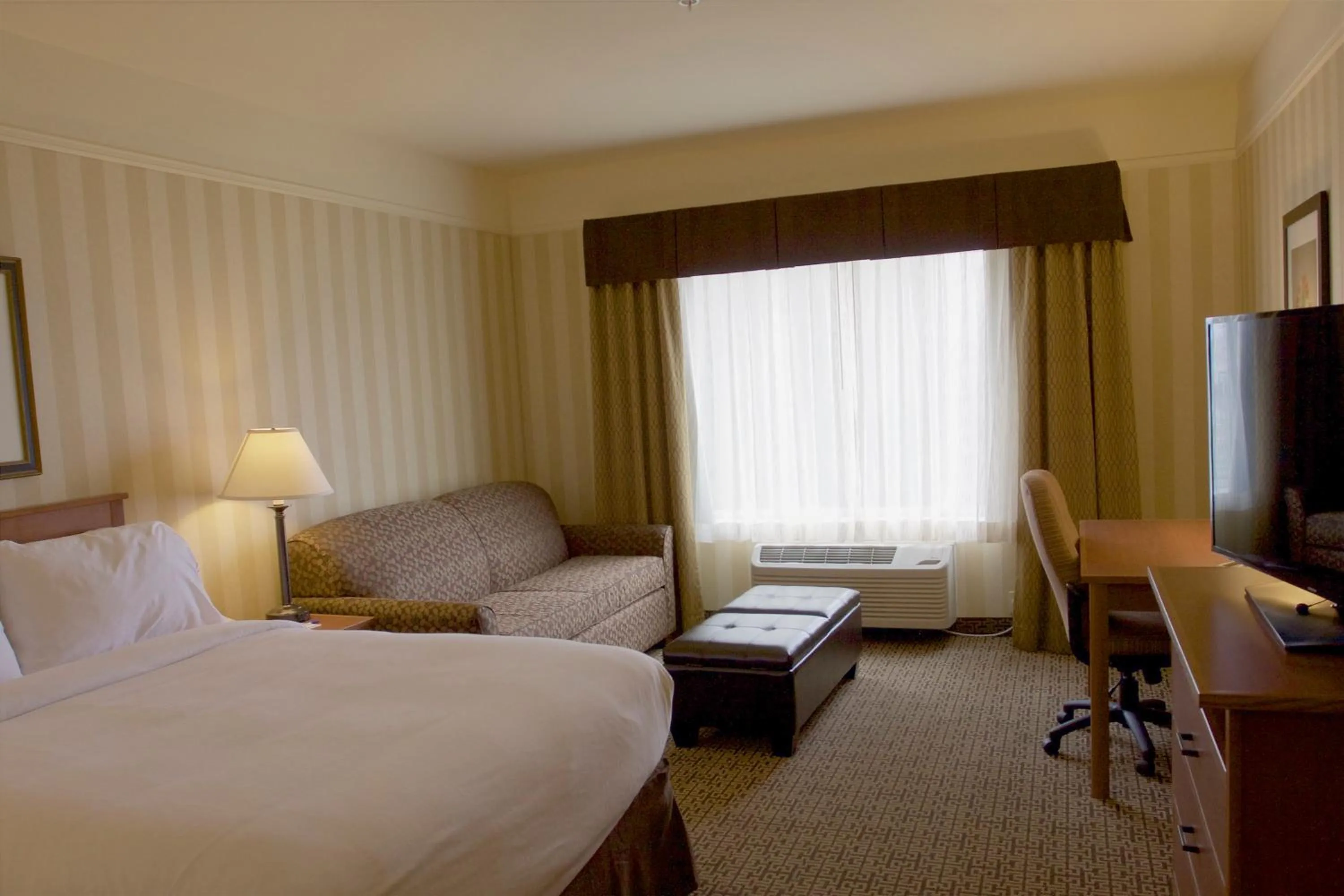 Photo of the whole room, Bed in Holiday Inn Express Hotel & Suites Astoria by IHG
