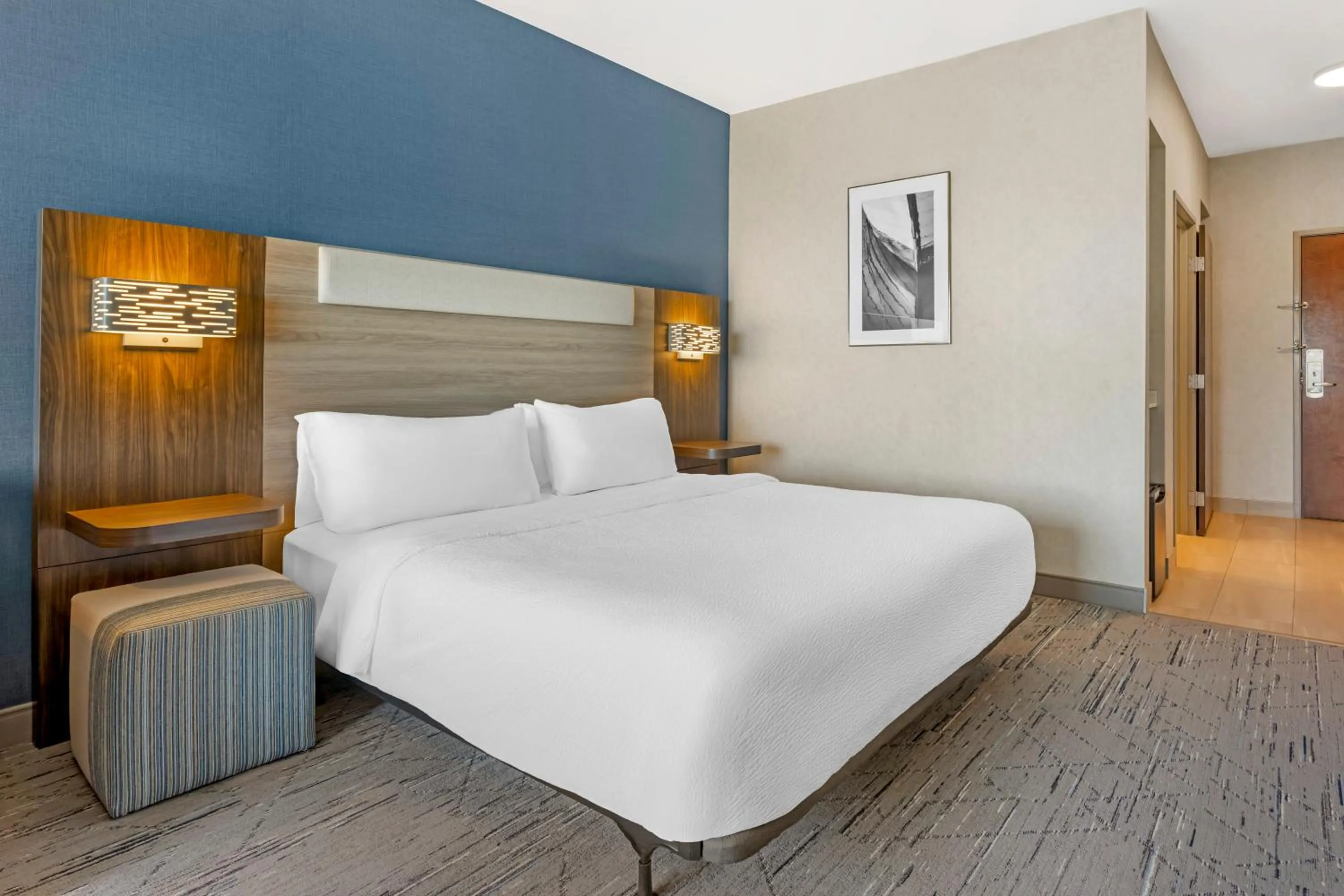 Bed in Holiday Inn Express Hotel & Suites Astoria by IHG