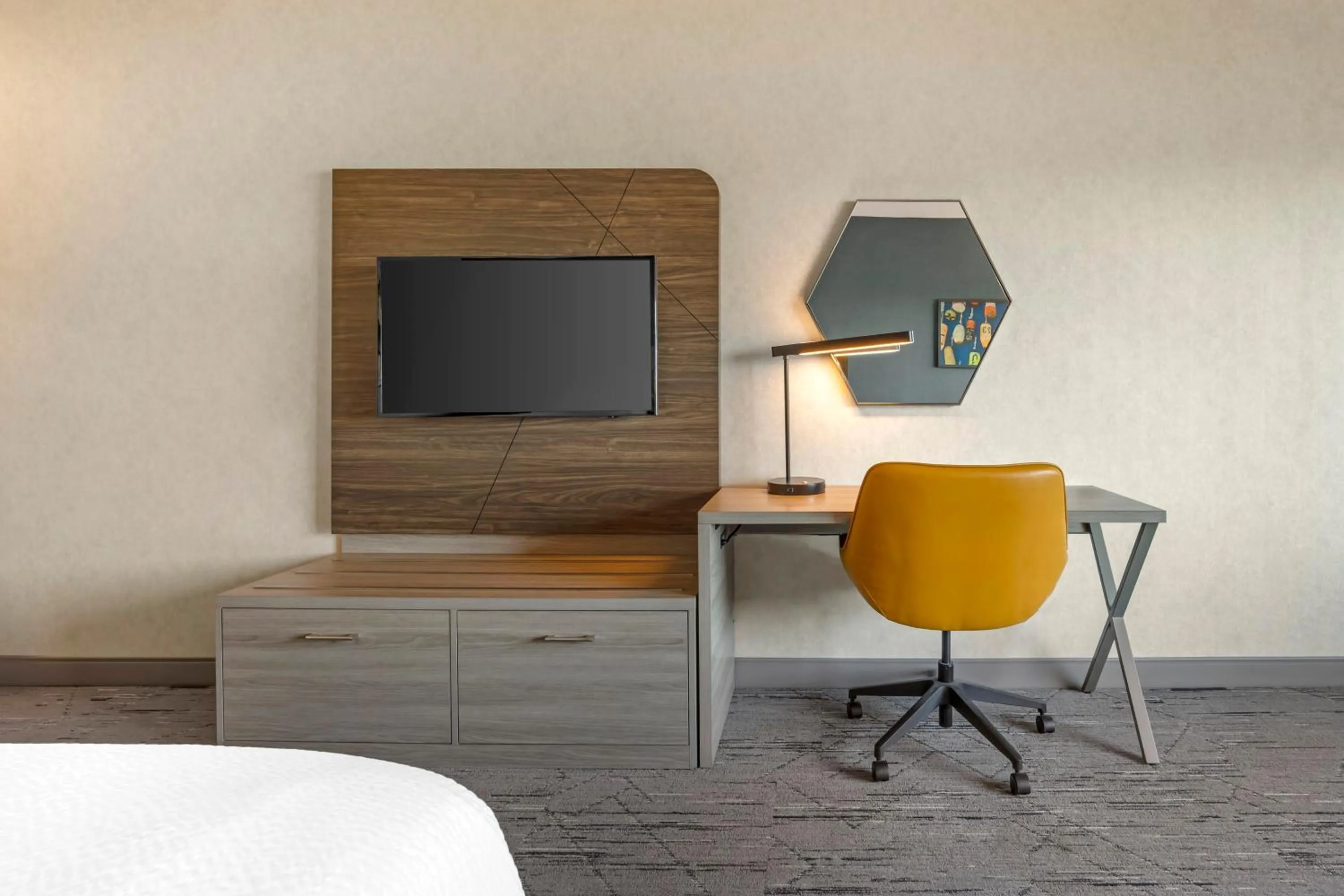 TV and multimedia, Bed in Holiday Inn Express Hotel & Suites Astoria by IHG