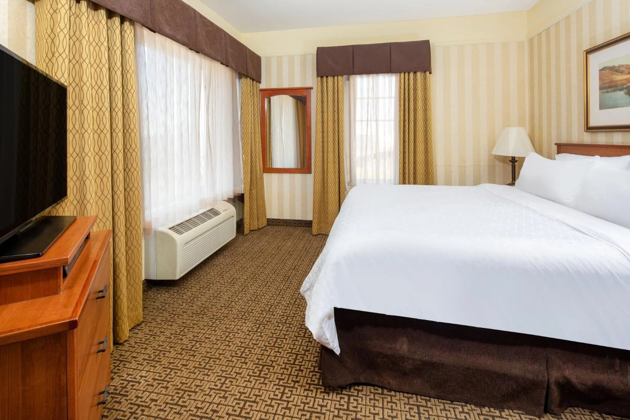 Photo of the whole room, Bed in Holiday Inn Express Hotel & Suites Astoria by IHG