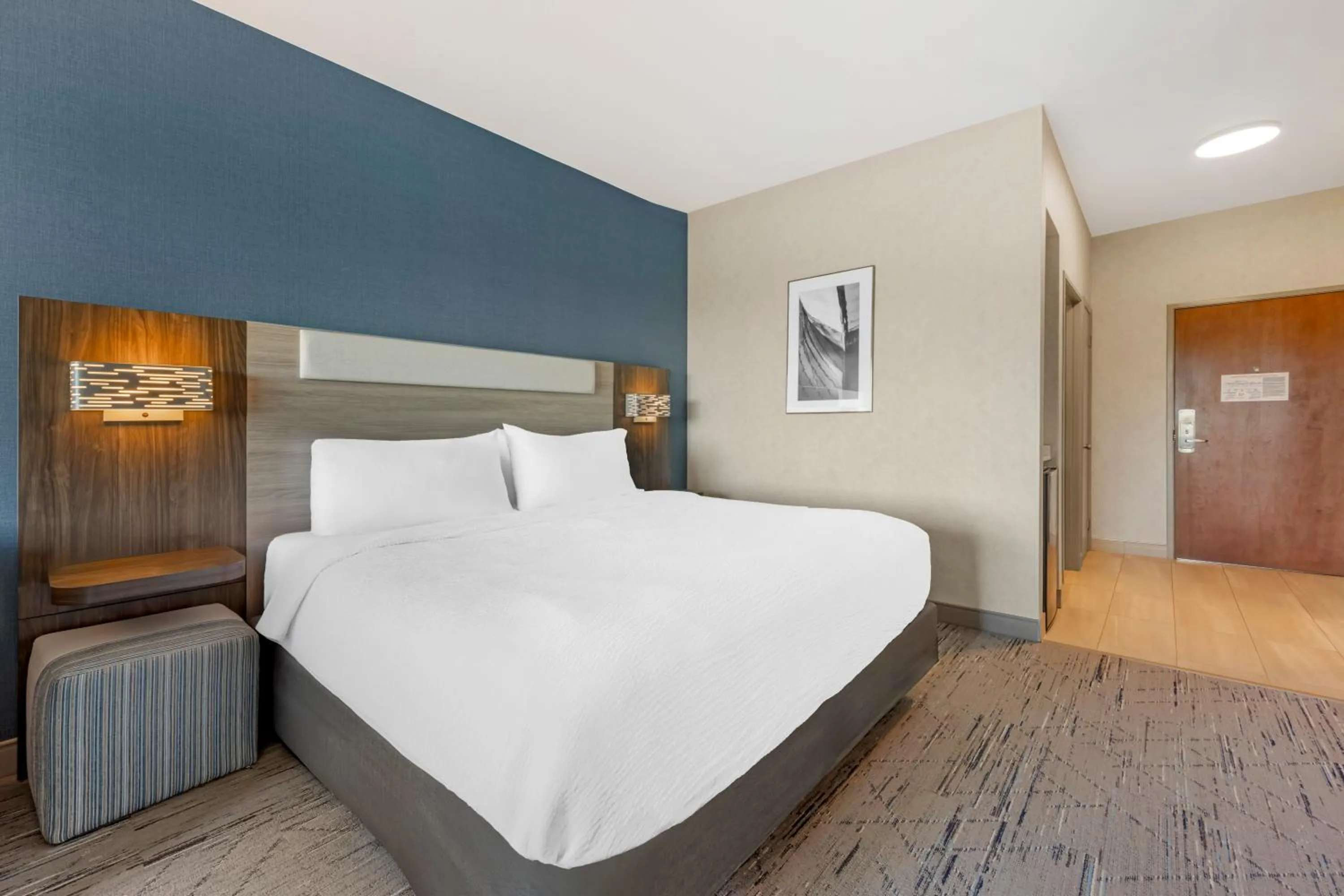 Bed in Holiday Inn Express Hotel & Suites Astoria by IHG