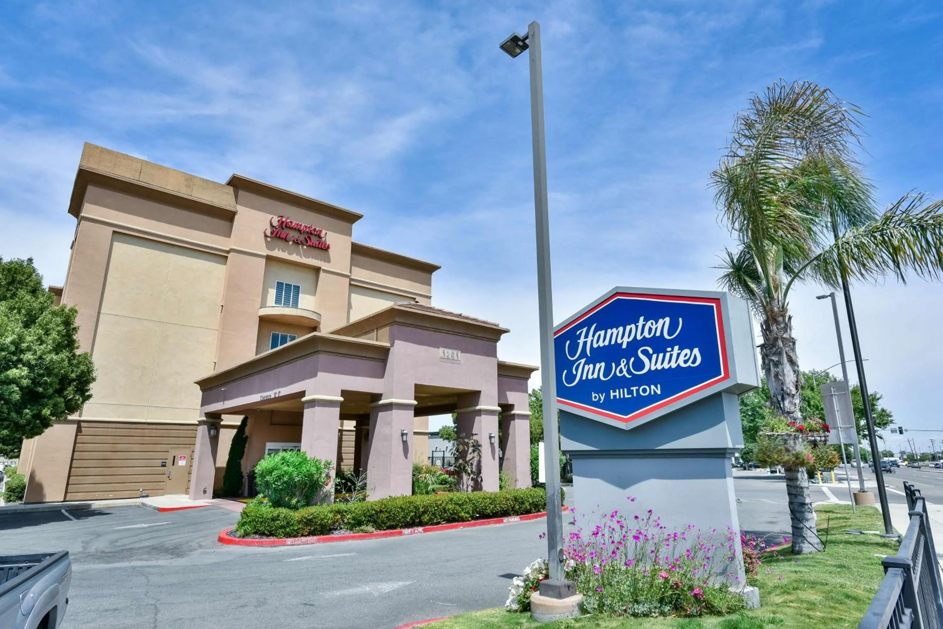 Property building in Hampton Inn & Suites Pittsburg