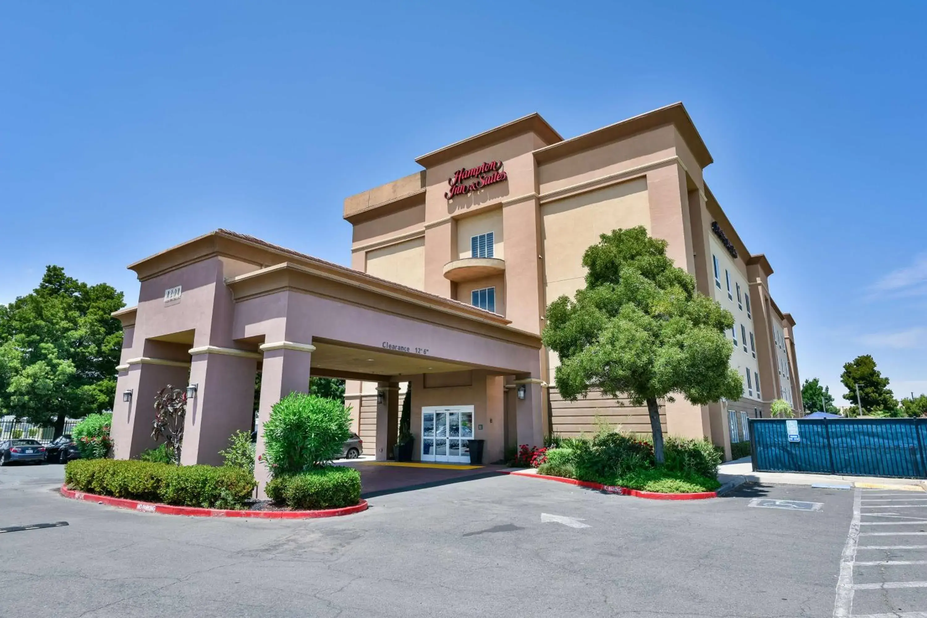 Property building in Hampton Inn & Suites Pittsburg Property building in Hampton Inn & Suites Pittsburg