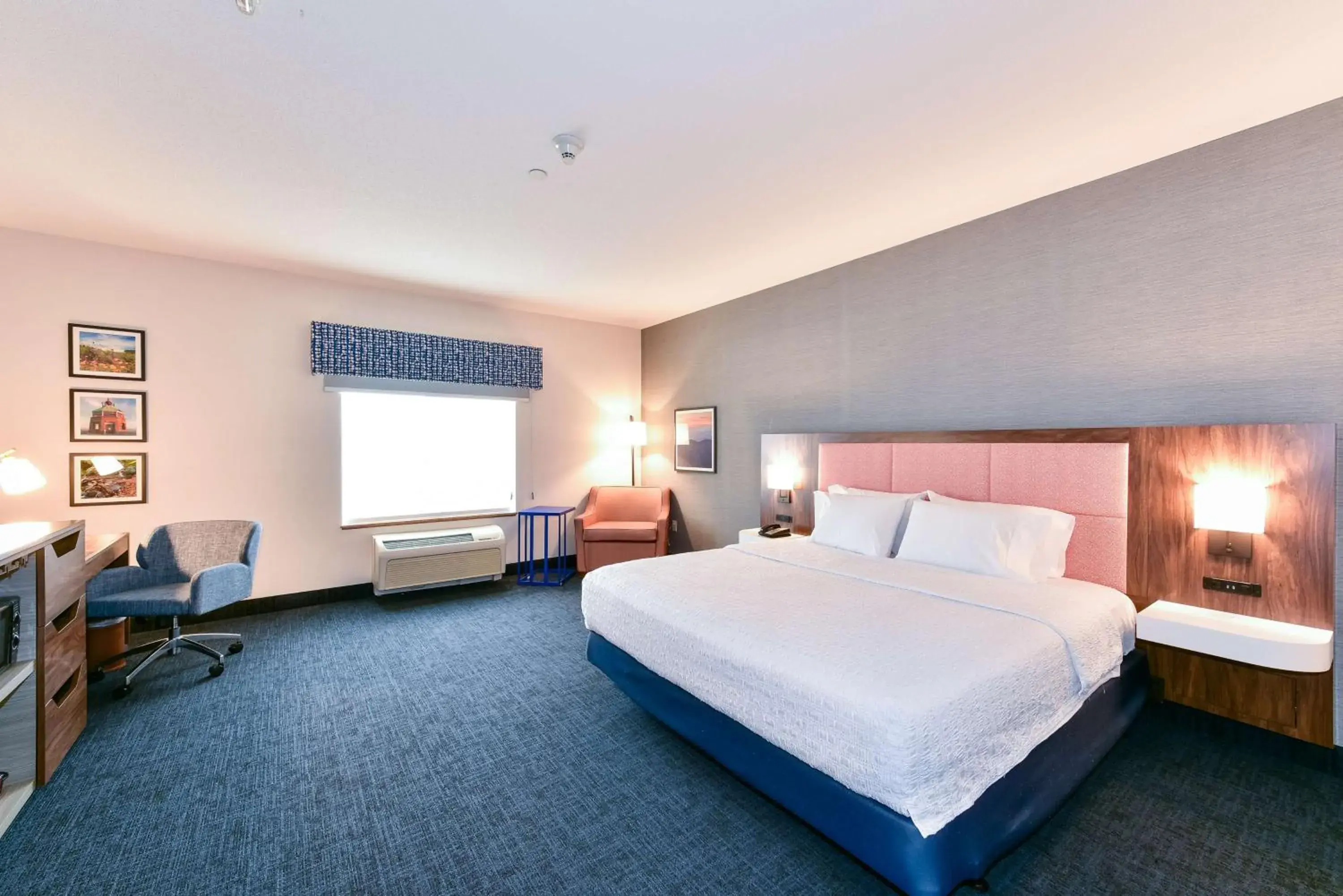 Bed in Hampton Inn & Suites Pittsburg Bed in Hampton Inn & Suites Pittsburg