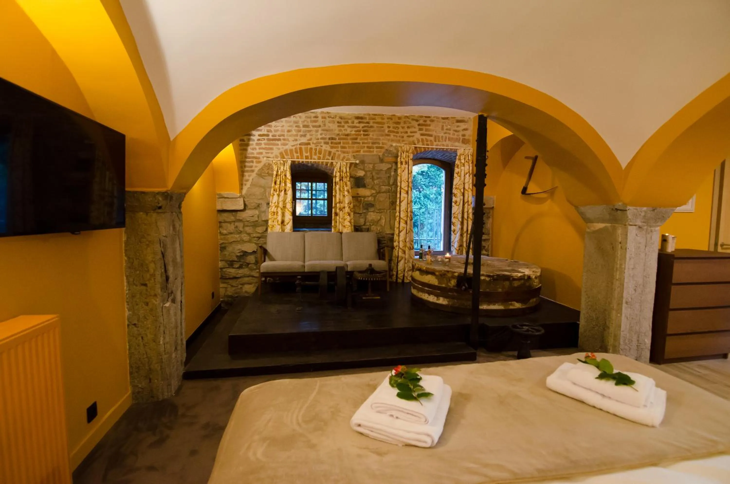 Seating area, Bed in River Lodge Hotel Insolite