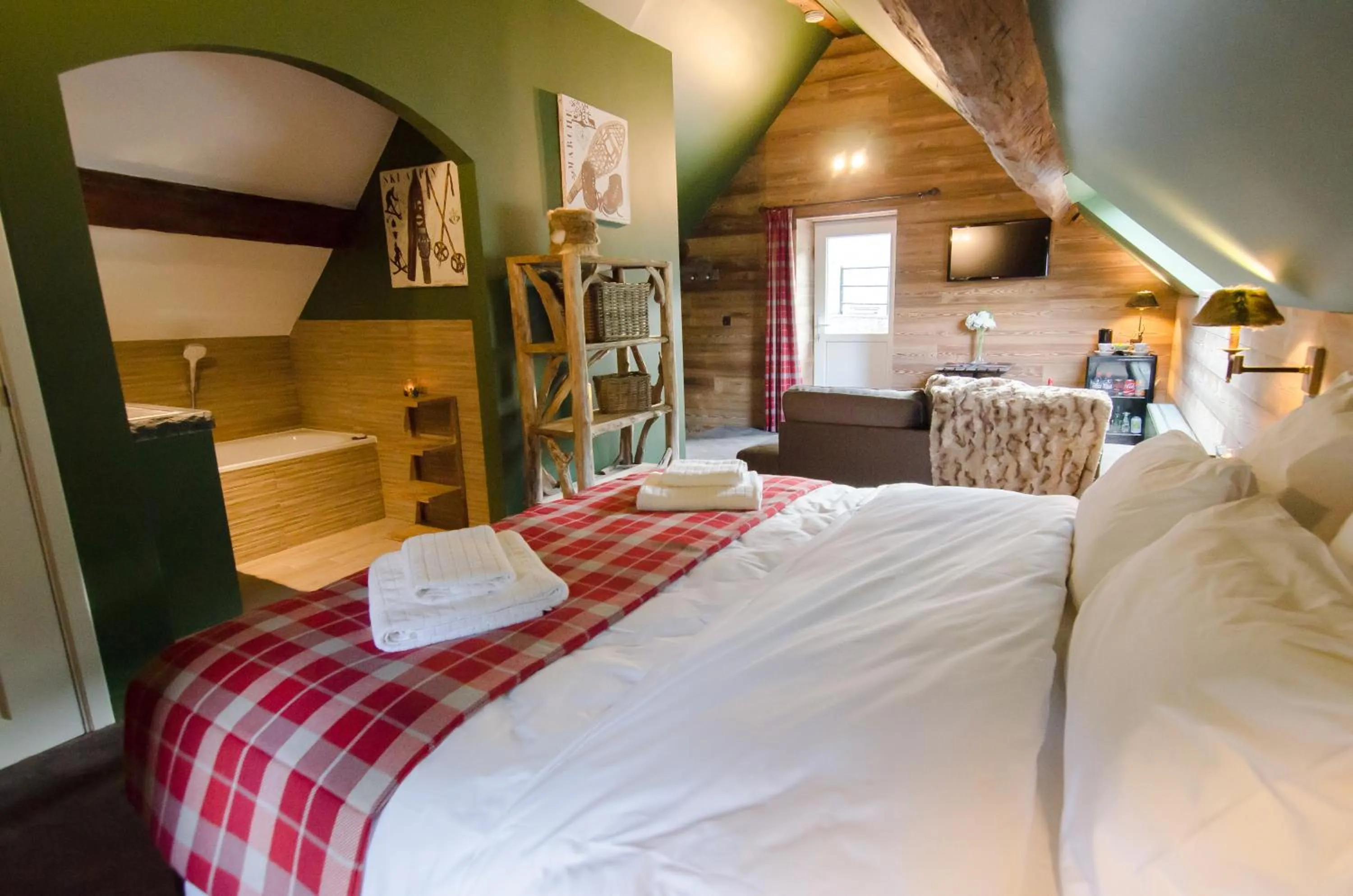 Photo of the whole room, Bed in River Lodge Hotel Insolite