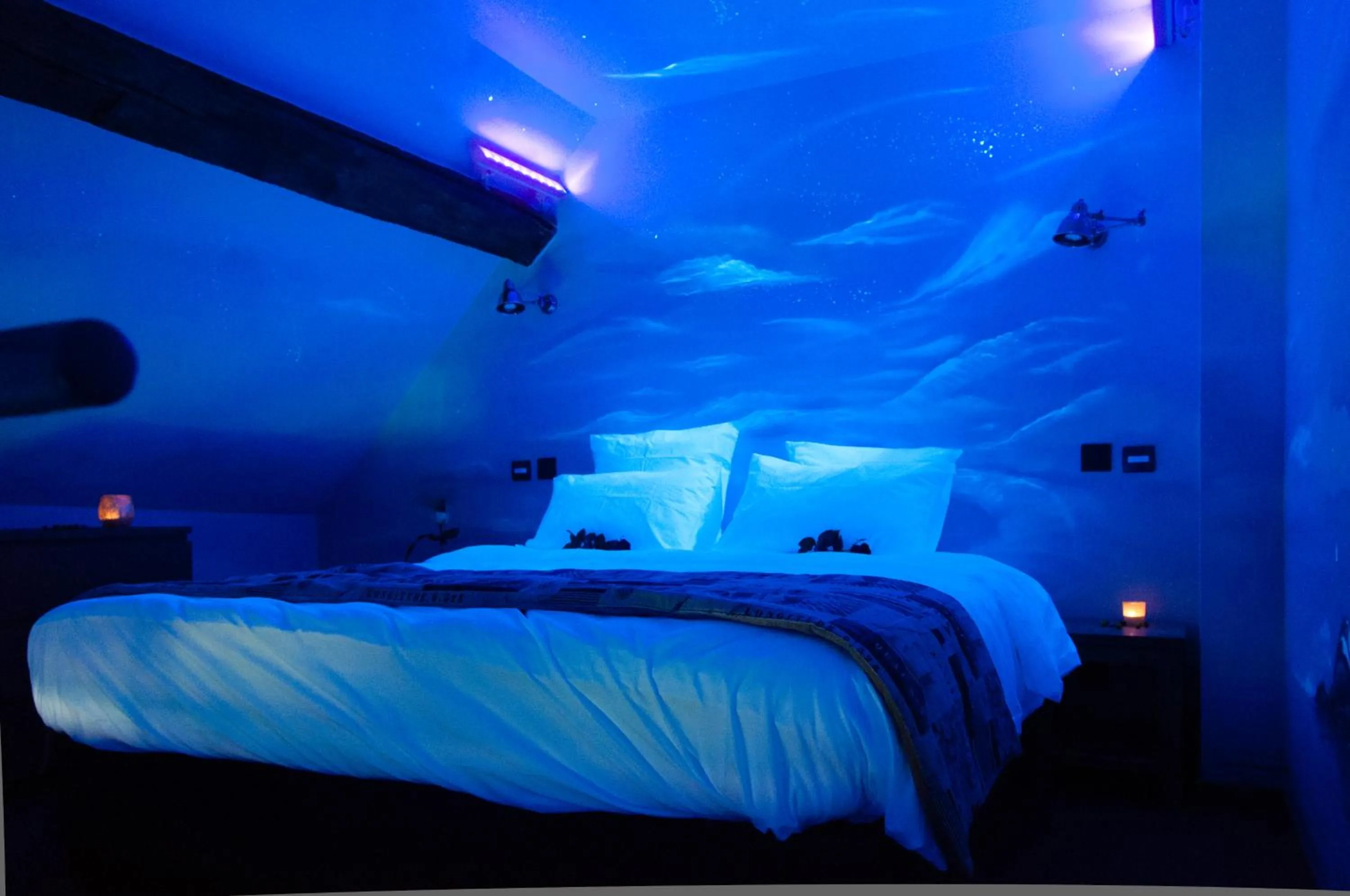 Bed in River Lodge Hotel Insolite