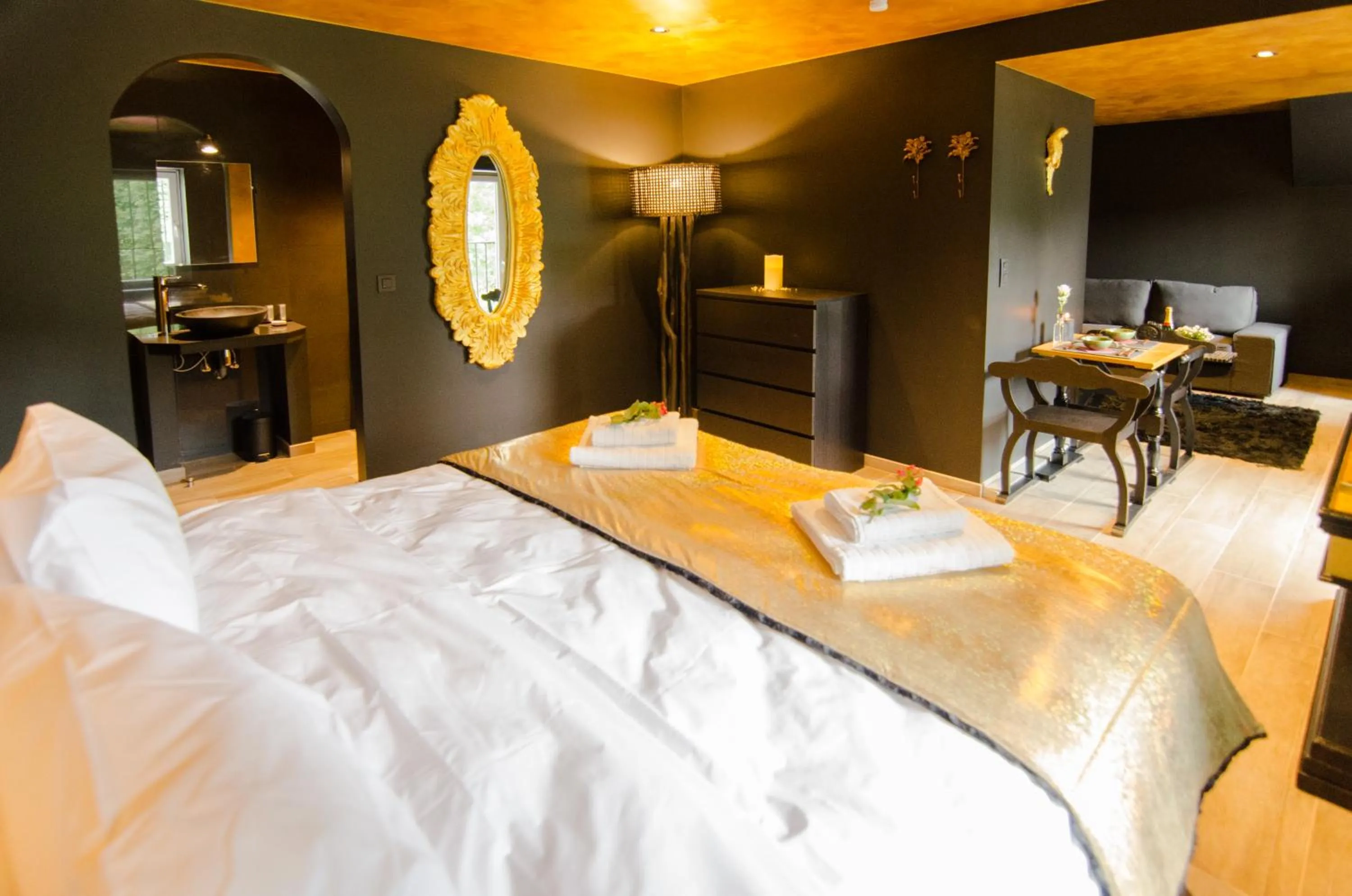 Photo of the whole room, Bed in River Lodge Hotel Insolite