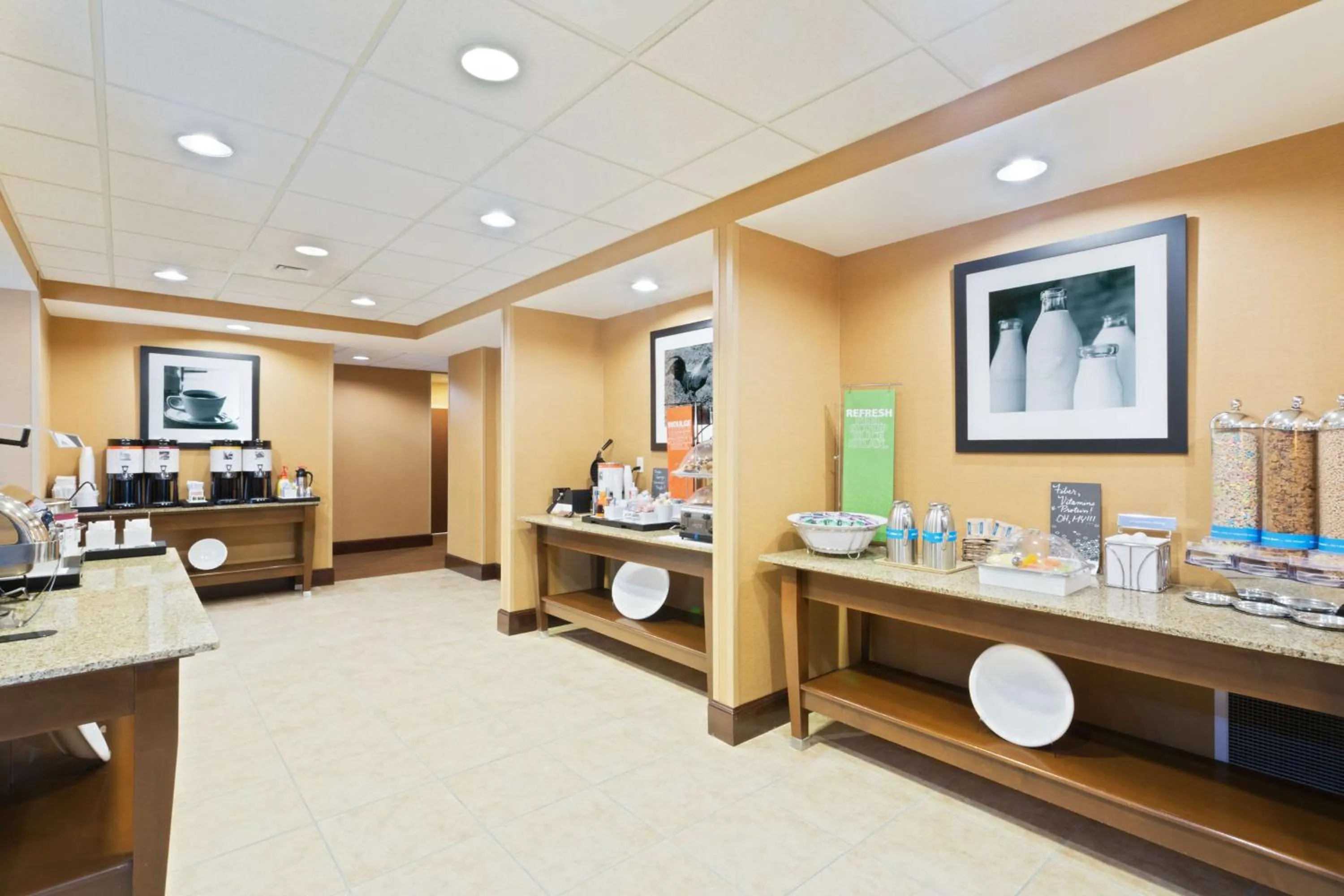 Dining area in Hampton Inn Leesburg Tavares