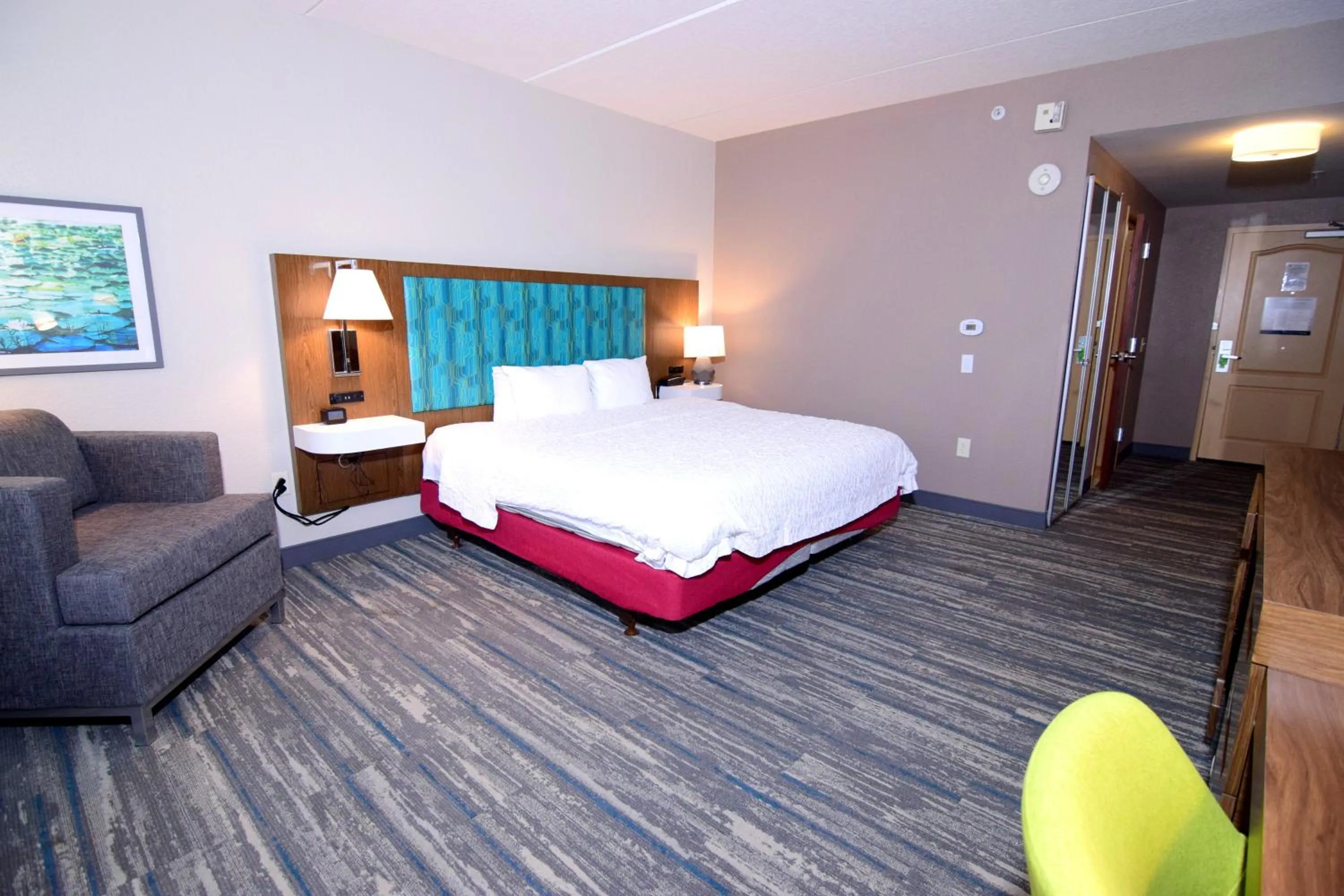 Seating area, Bed in Hampton Inn Leesburg Tavares