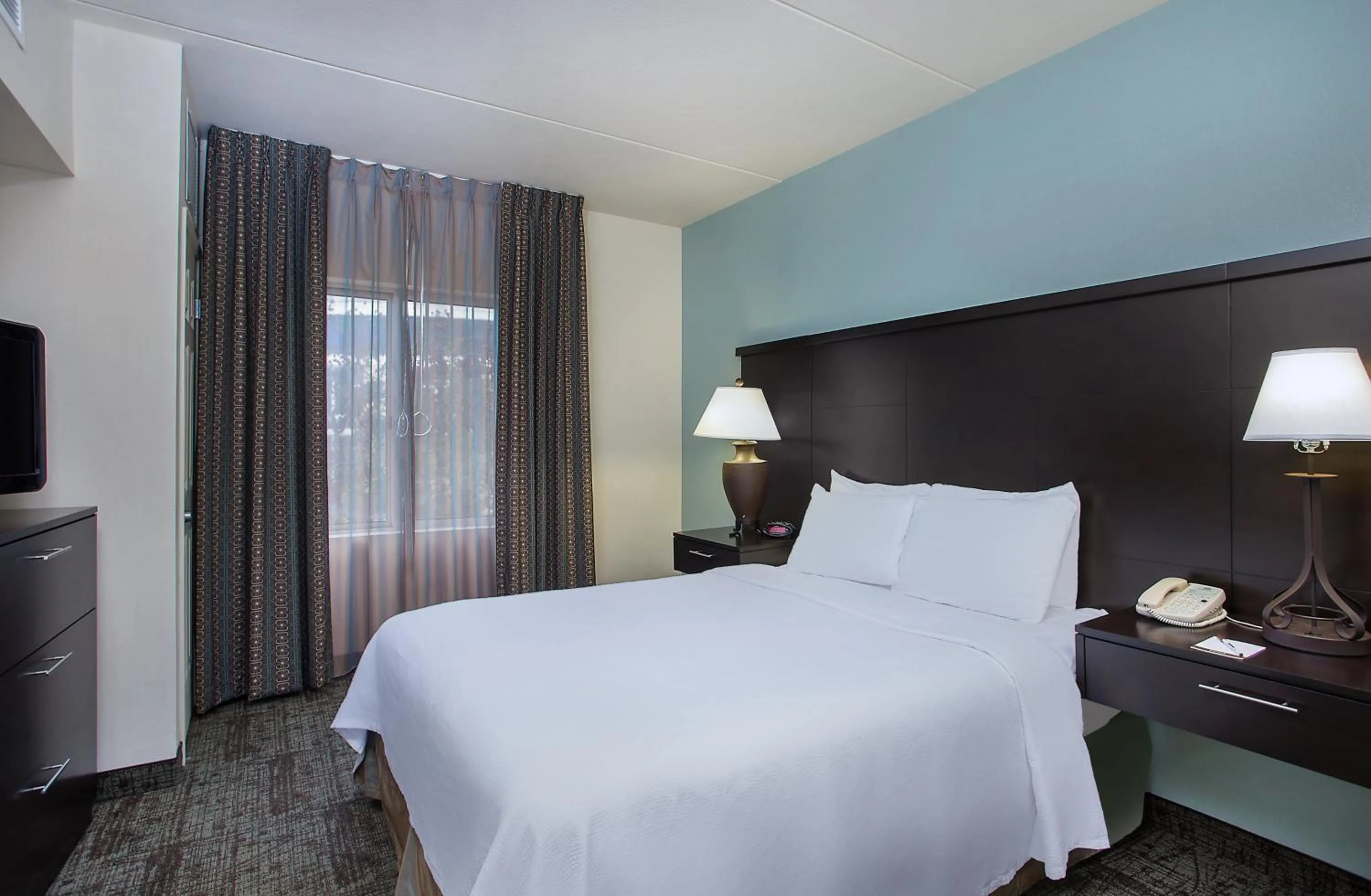 Photo of the whole room, Bed in Staybridge Suites Chattanooga Downtown - Convention Center by IHG