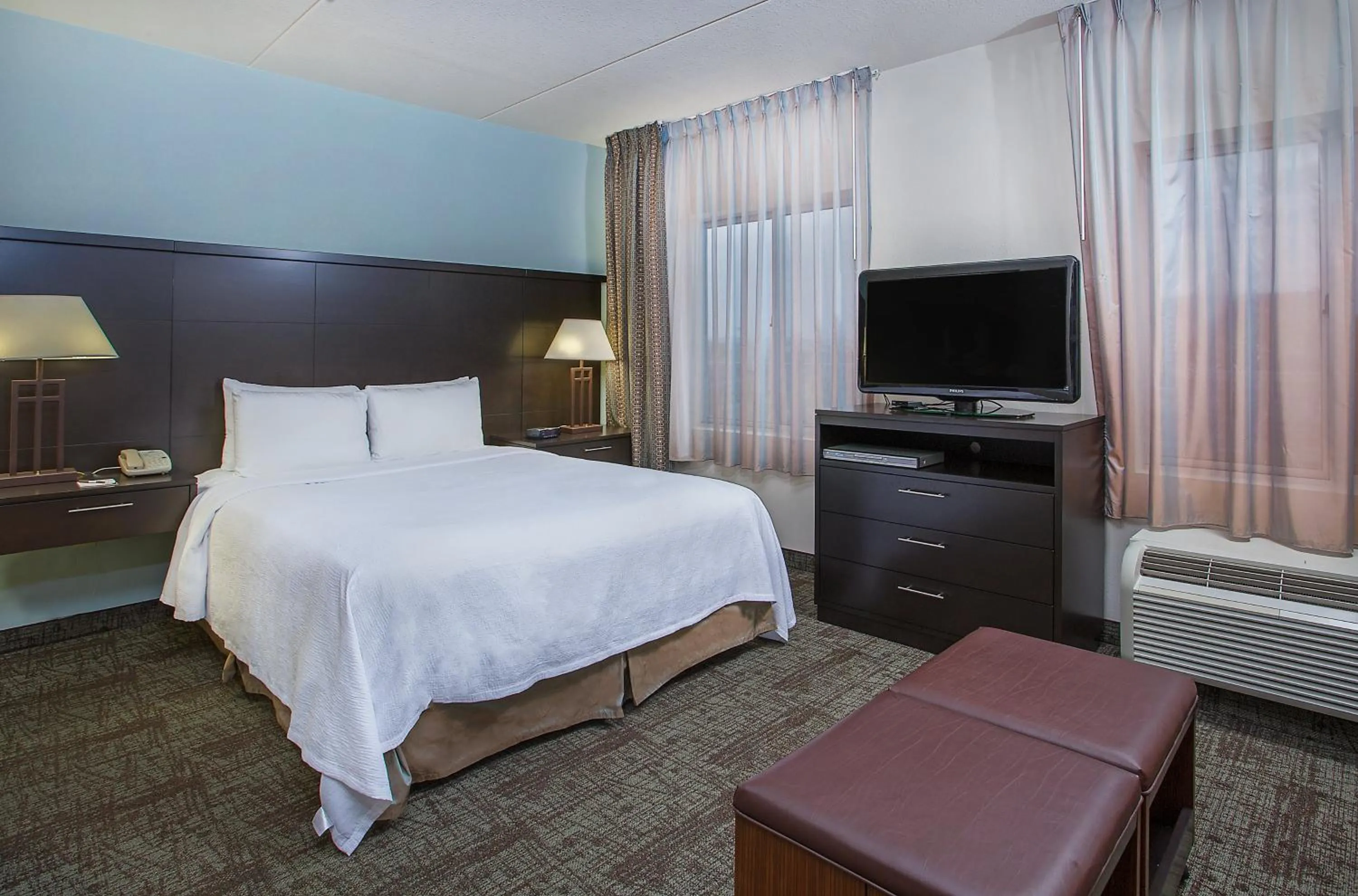 Photo of the whole room, Bed in Staybridge Suites Chattanooga Downtown - Convention Center by IHG