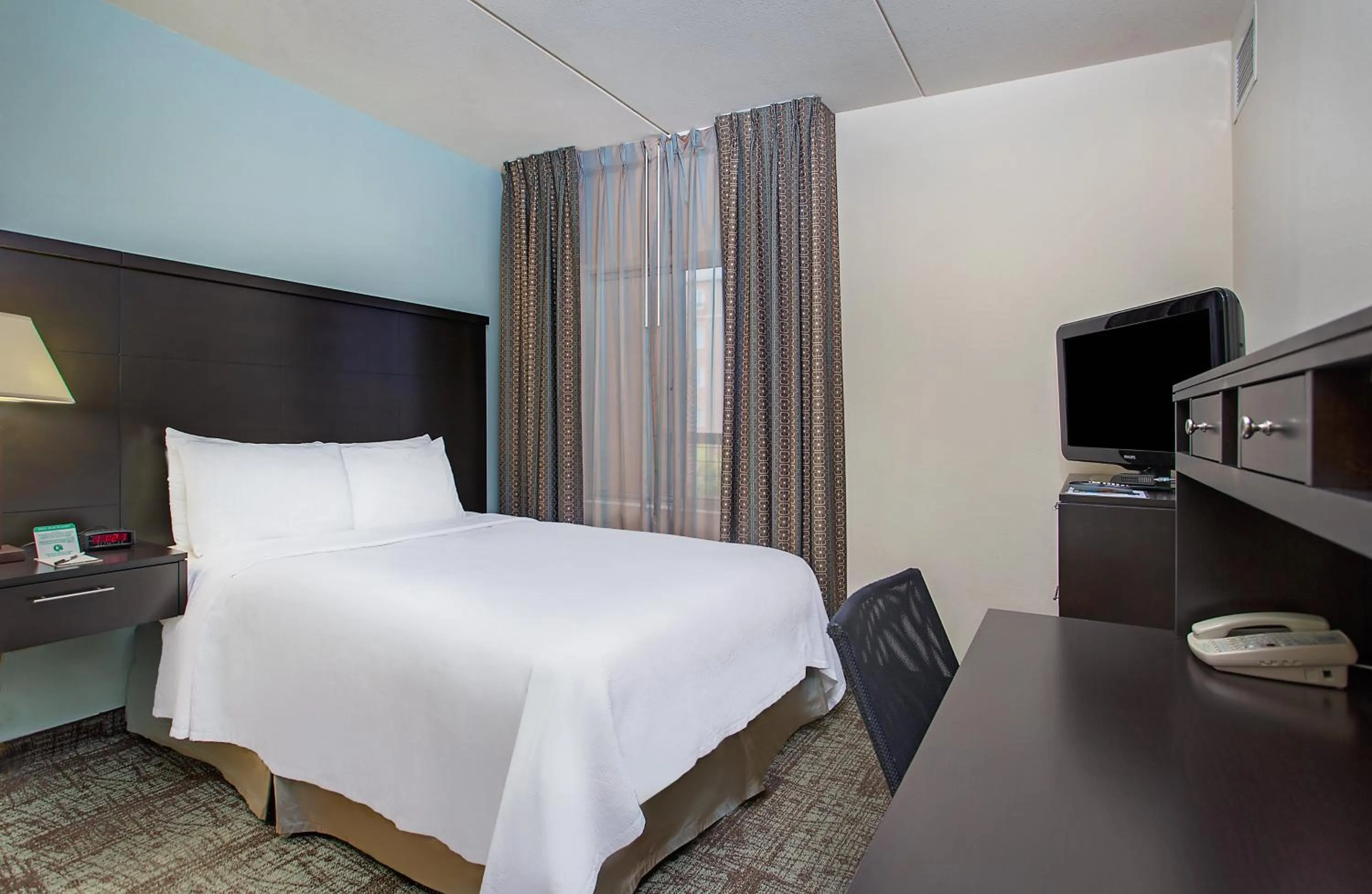 Photo of the whole room, Bed in Staybridge Suites Chattanooga Downtown - Convention Center by IHG