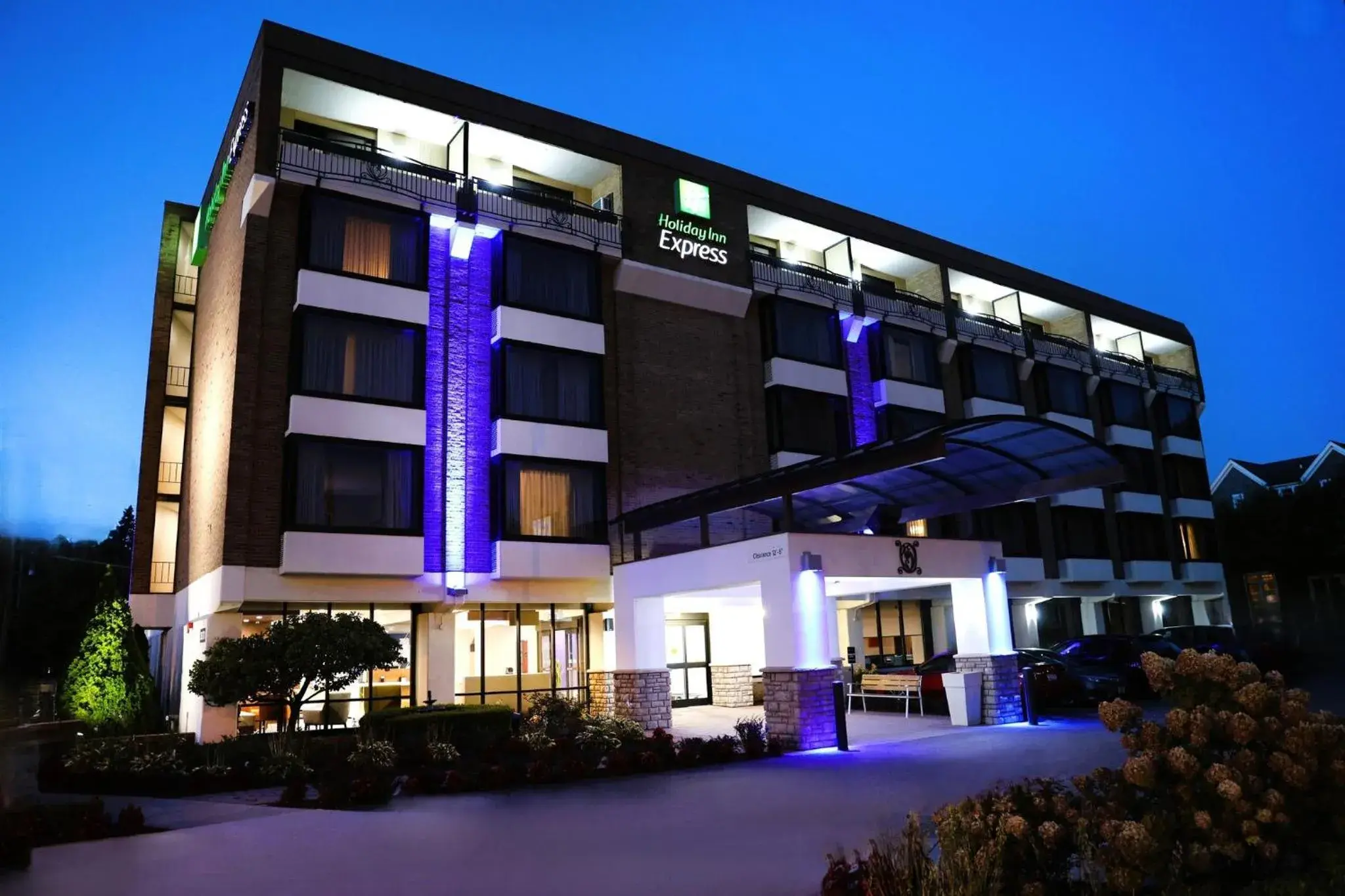 Property building in Holiday Inn Express Detroit-Birmingham by IHG Property building in Holiday Inn Express Detroit-Birmingham by IHG