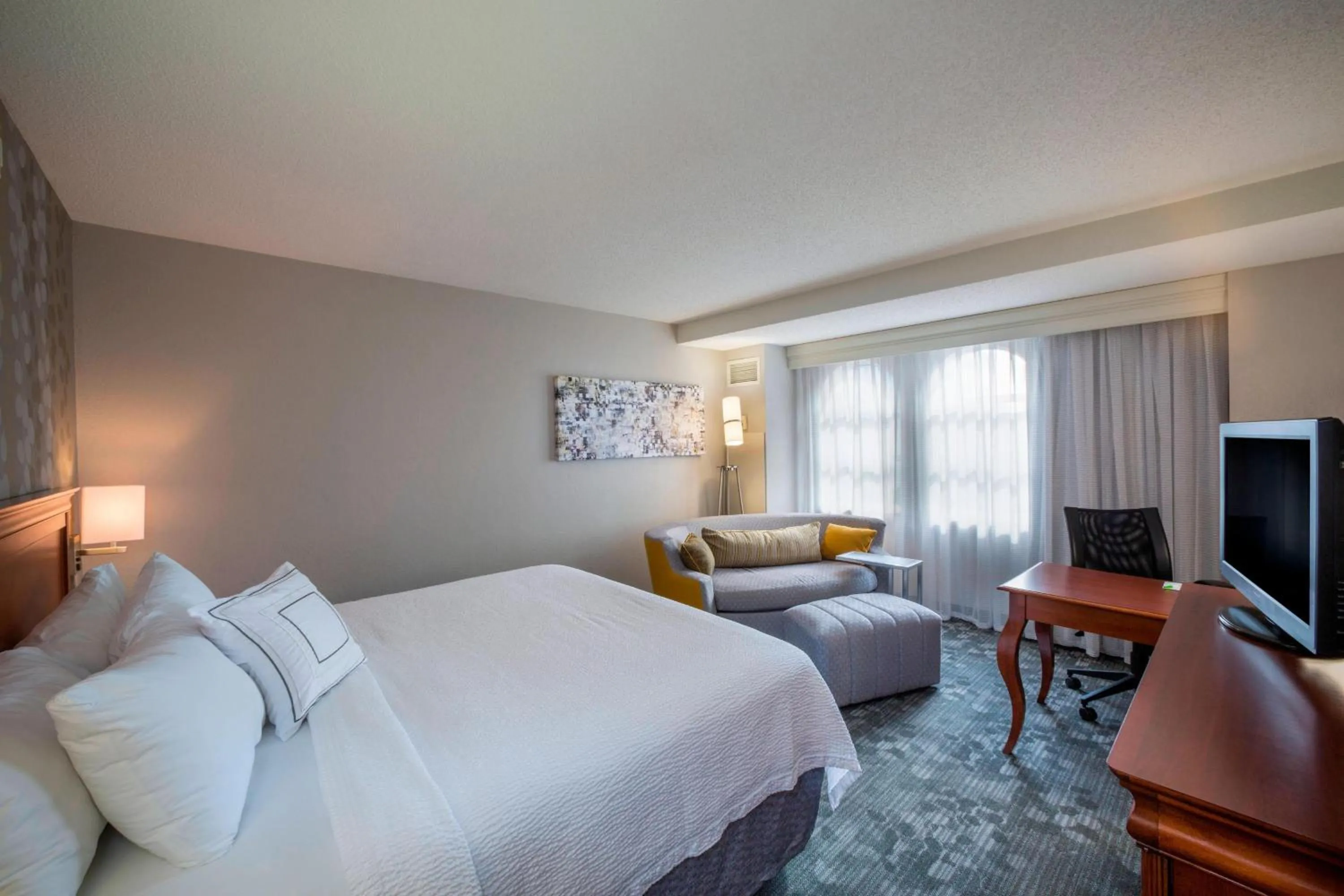 Photo of the whole room, Bed in Courtyard by Marriott Norfolk Downtown