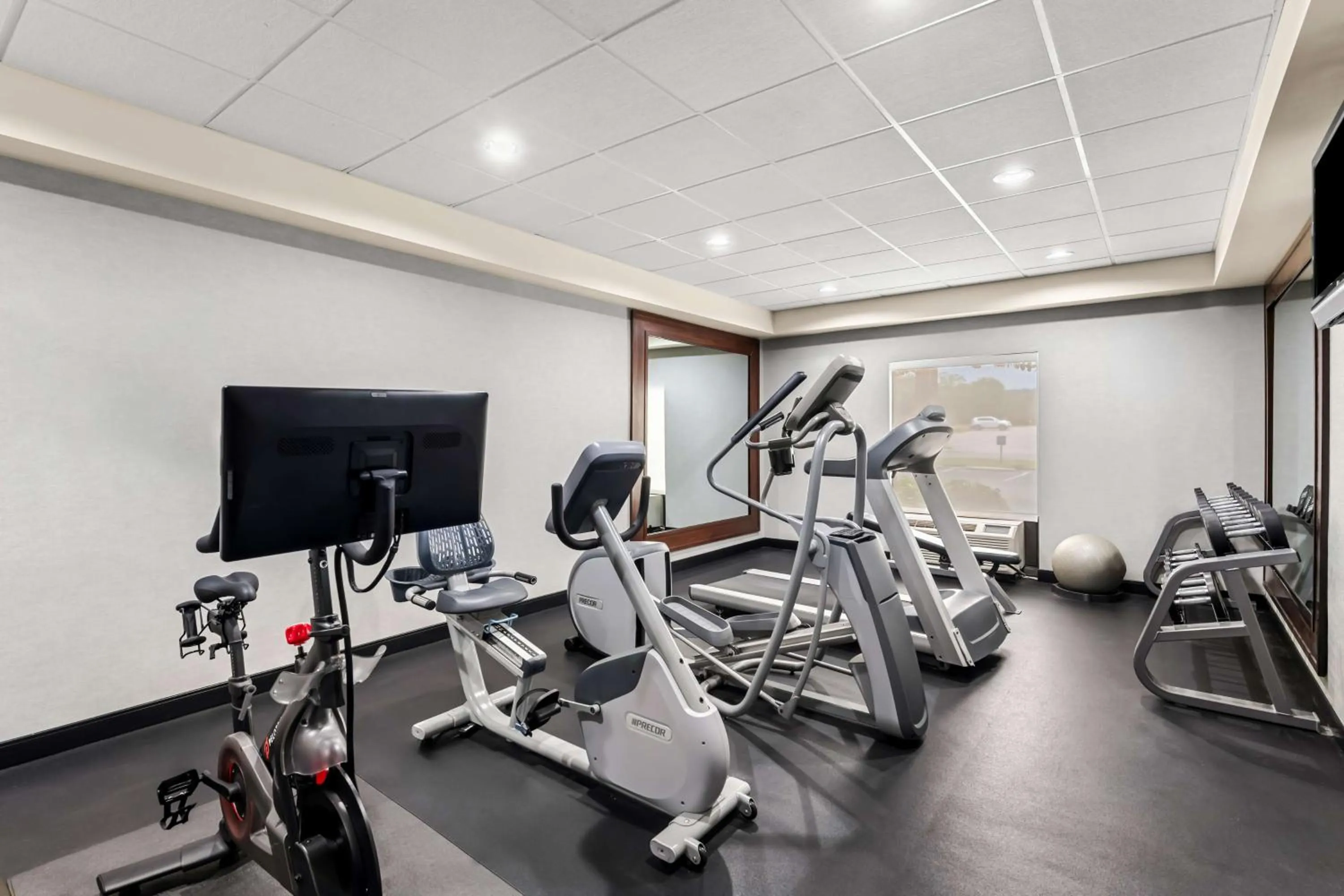 Fitness centre/facilities in Hampton Inn Chattanooga-North