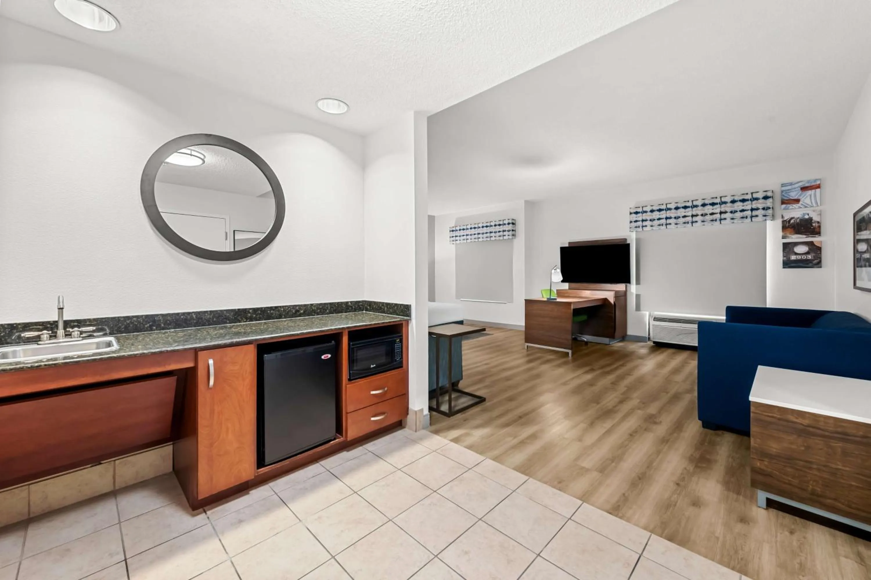 Photo of the whole room in Hampton Inn Chattanooga-North