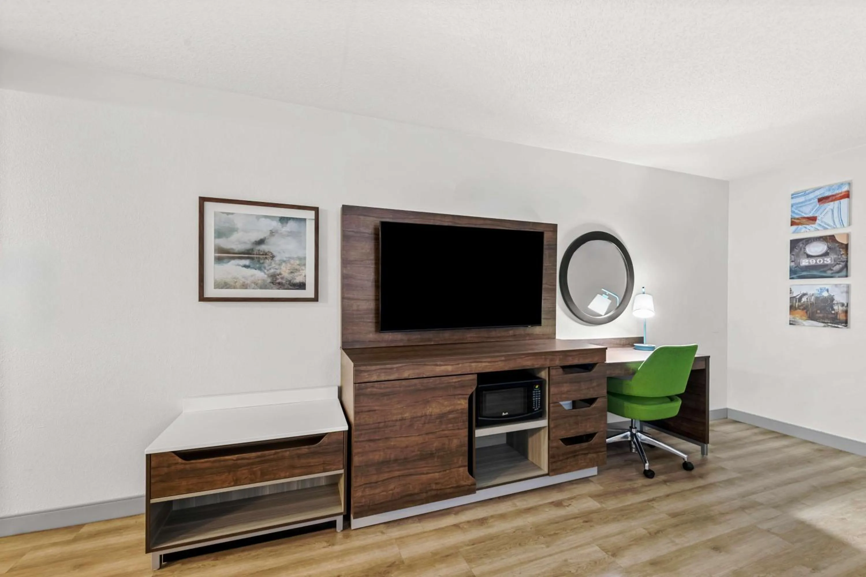 Bedroom in Hampton Inn Chattanooga-North