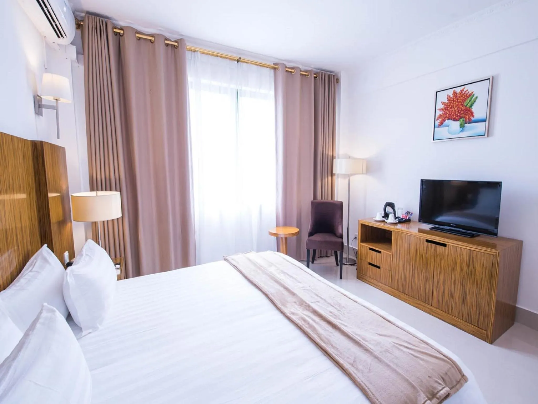 Bedroom in Palms Hotel