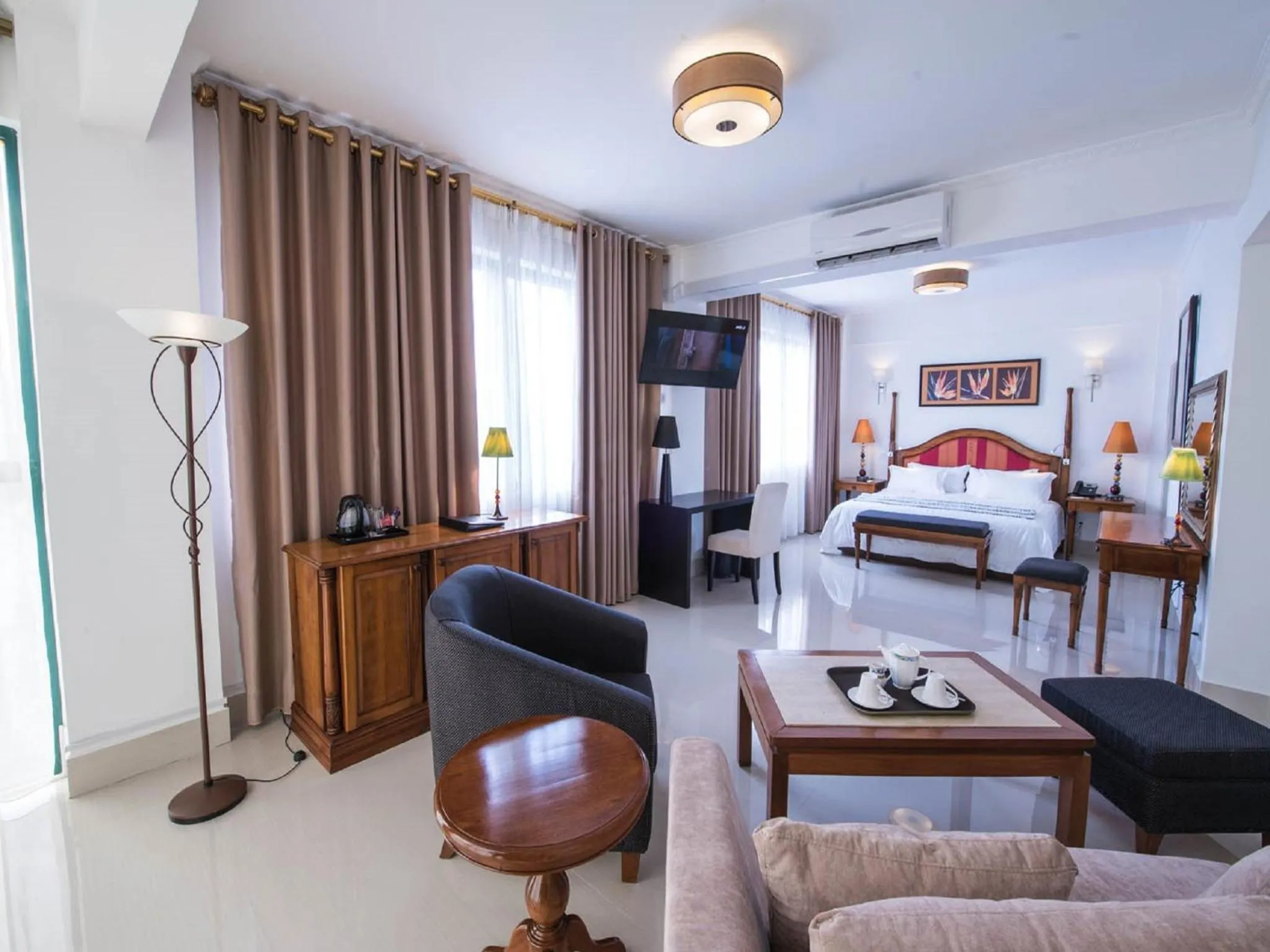 Seating area in Palms Hotel