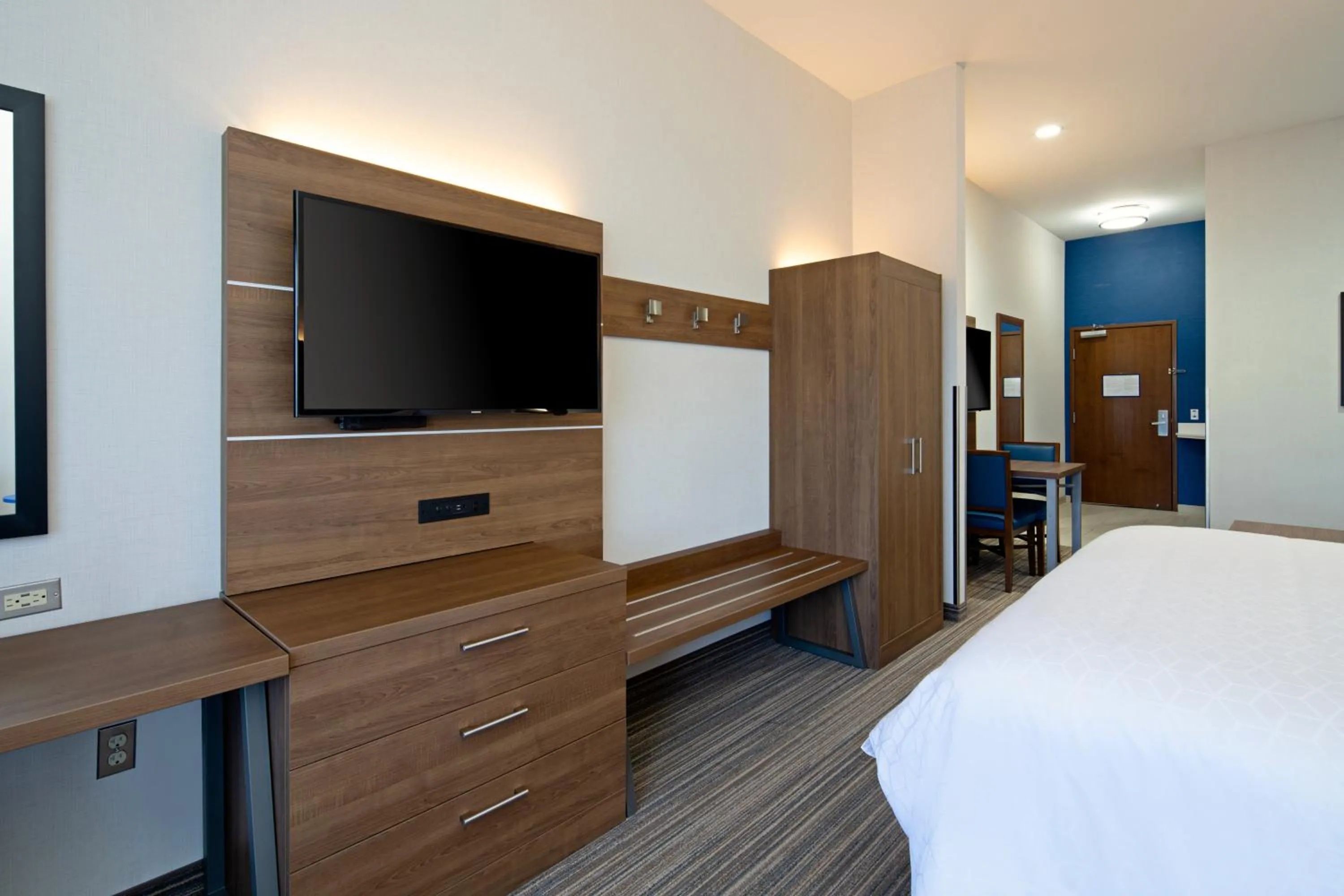 Bedroom, Bed in Holiday Inn Express Hotel & Suites Atascadero by IHG