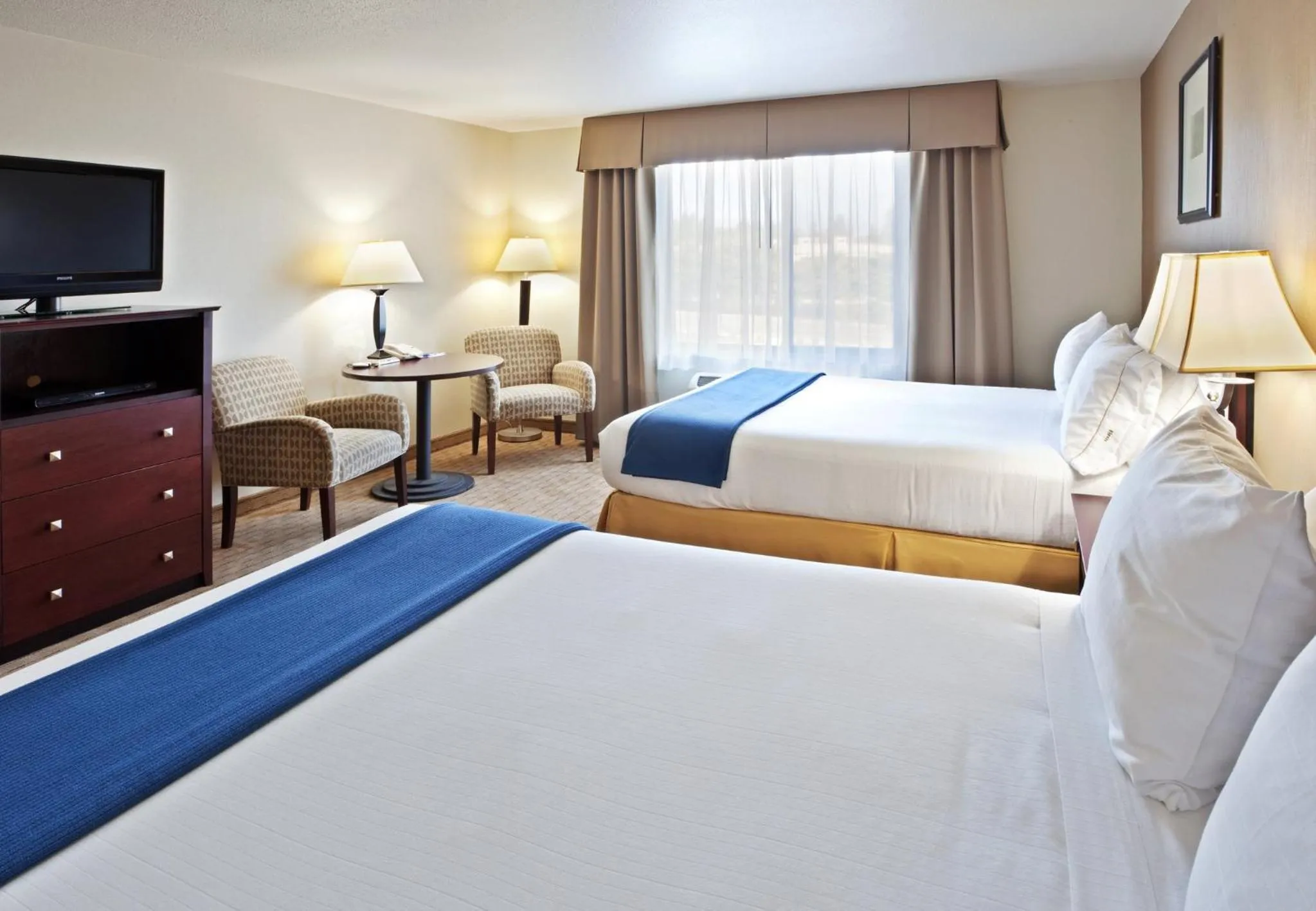Photo of the whole room, Bed in Holiday Inn Express Hotel & Suites Vancouver Mall-Portland Area by IHG