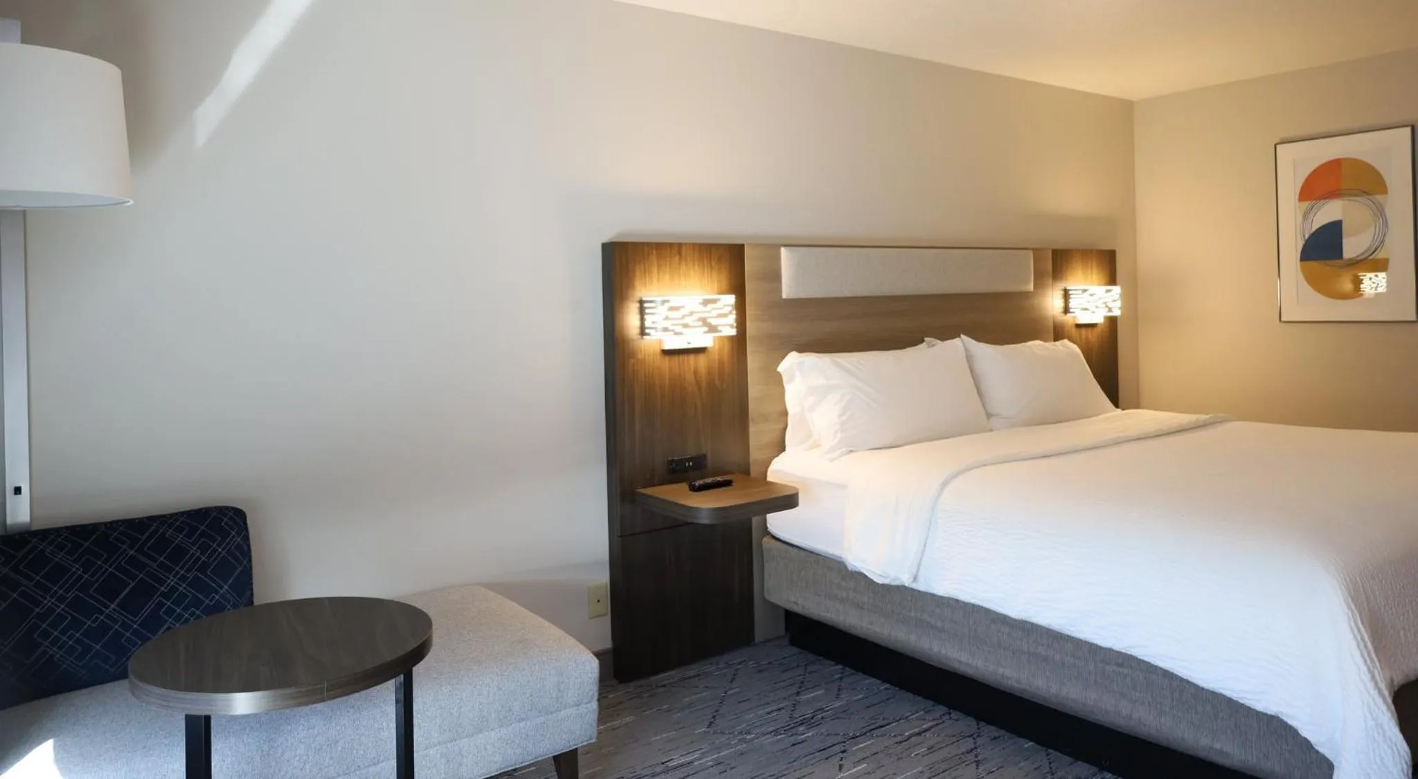 Photo of the whole room, Bed in Holiday Inn Express Hotel & Suites Vancouver Mall-Portland Area by IHG