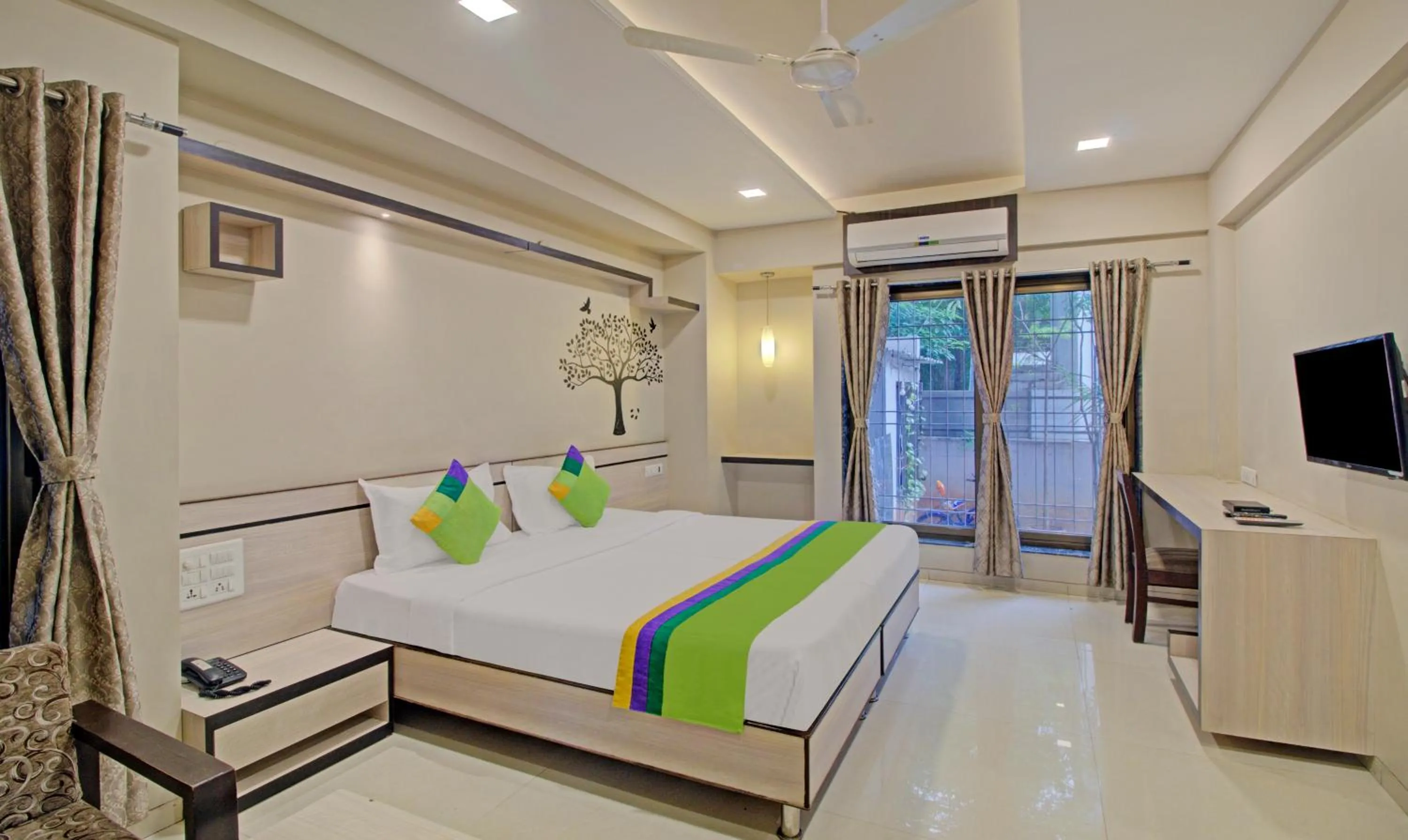 Bedroom, Bed in Treebo Sumati Baner