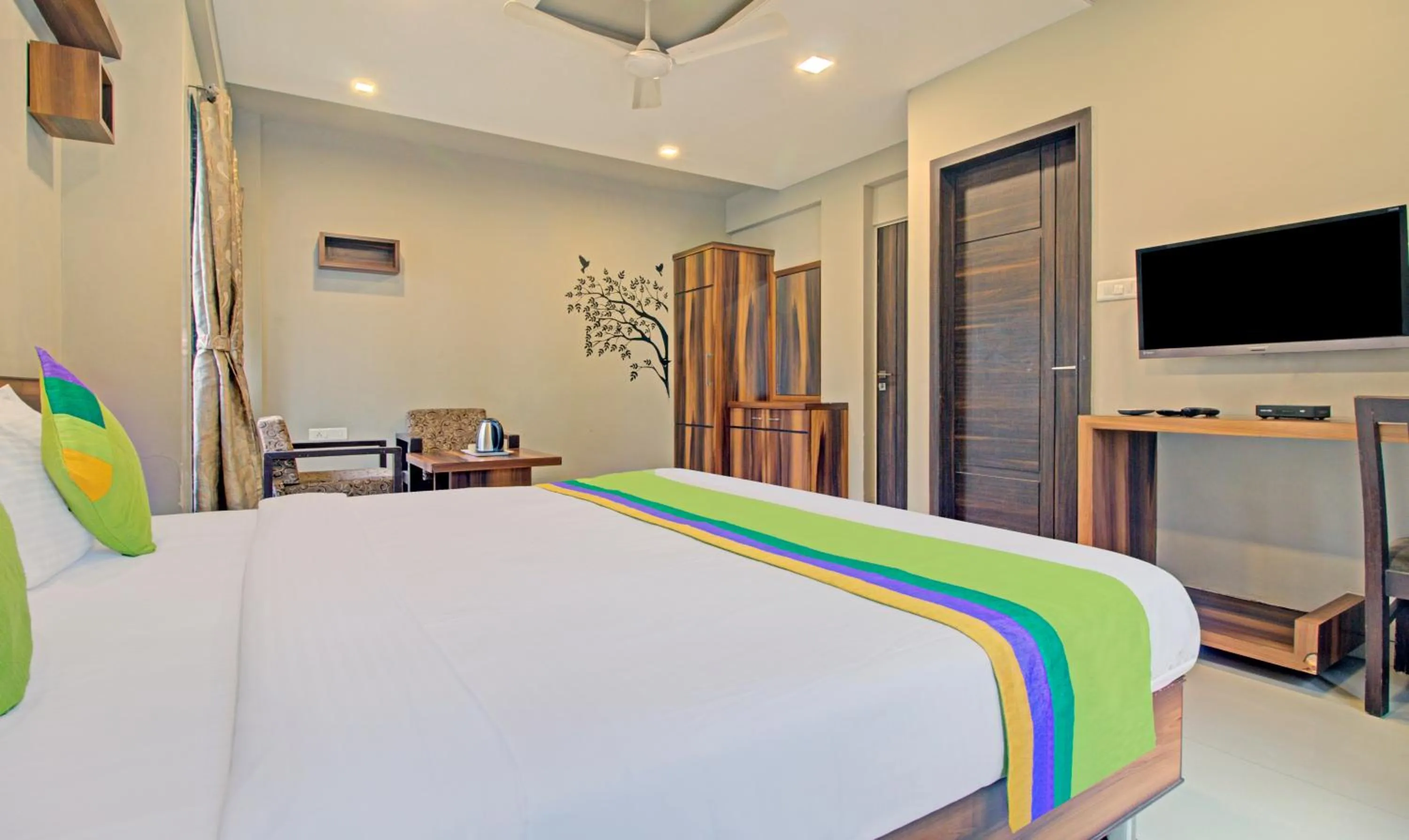 Bedroom, Bed in Treebo Sumati Baner