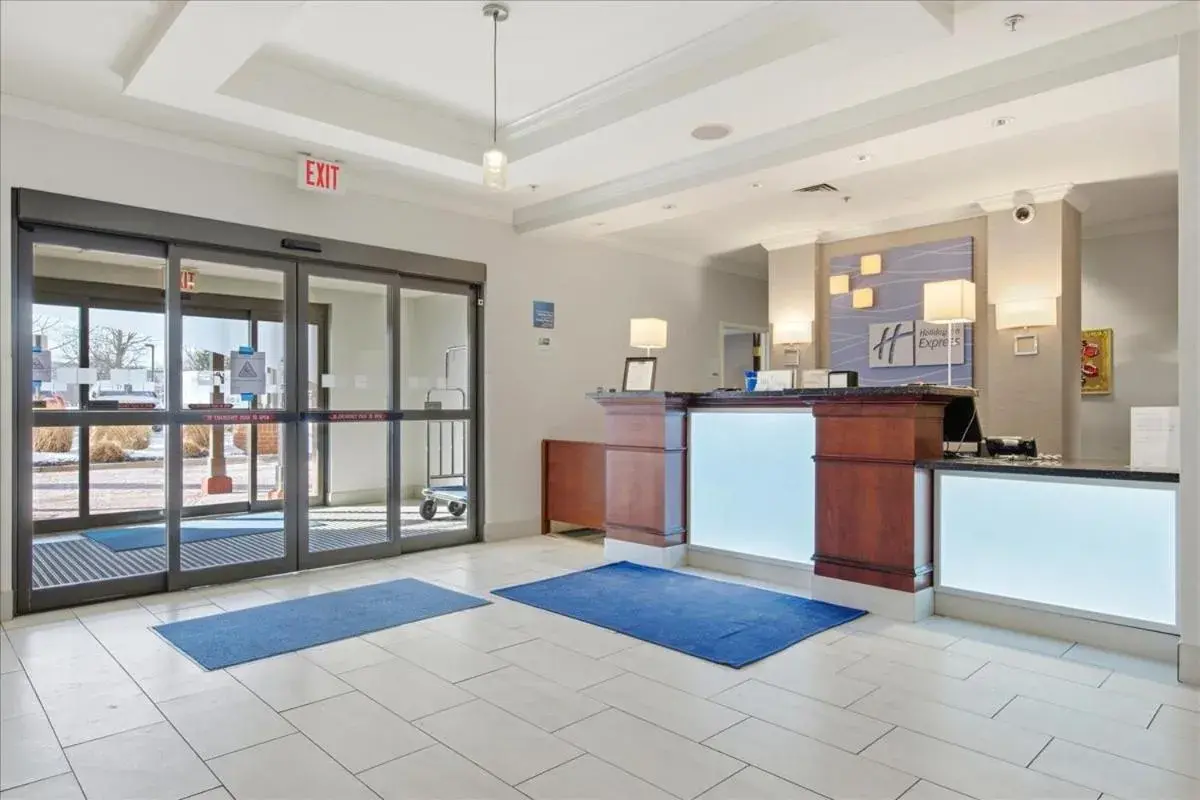 Lobby or reception in Holiday Inn Express & Suites Bethlehem Airport-Allentown Area Lobby or reception in Holiday Inn Express & Suites Bethlehem Airport-Allentown Area