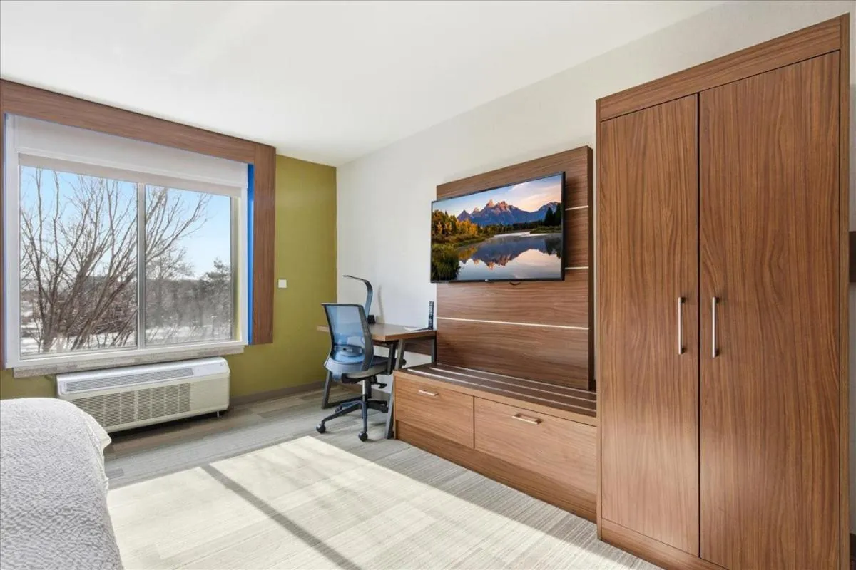 Bedroom, Bed in Holiday Inn Express & Suites Bethlehem Airport-Allentown Area