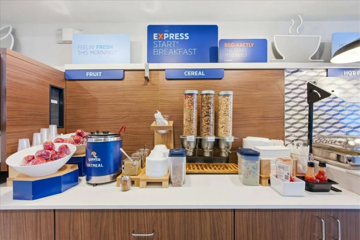 Breakfast in Holiday Inn Express & Suites Bethlehem Airport-Allentown Area