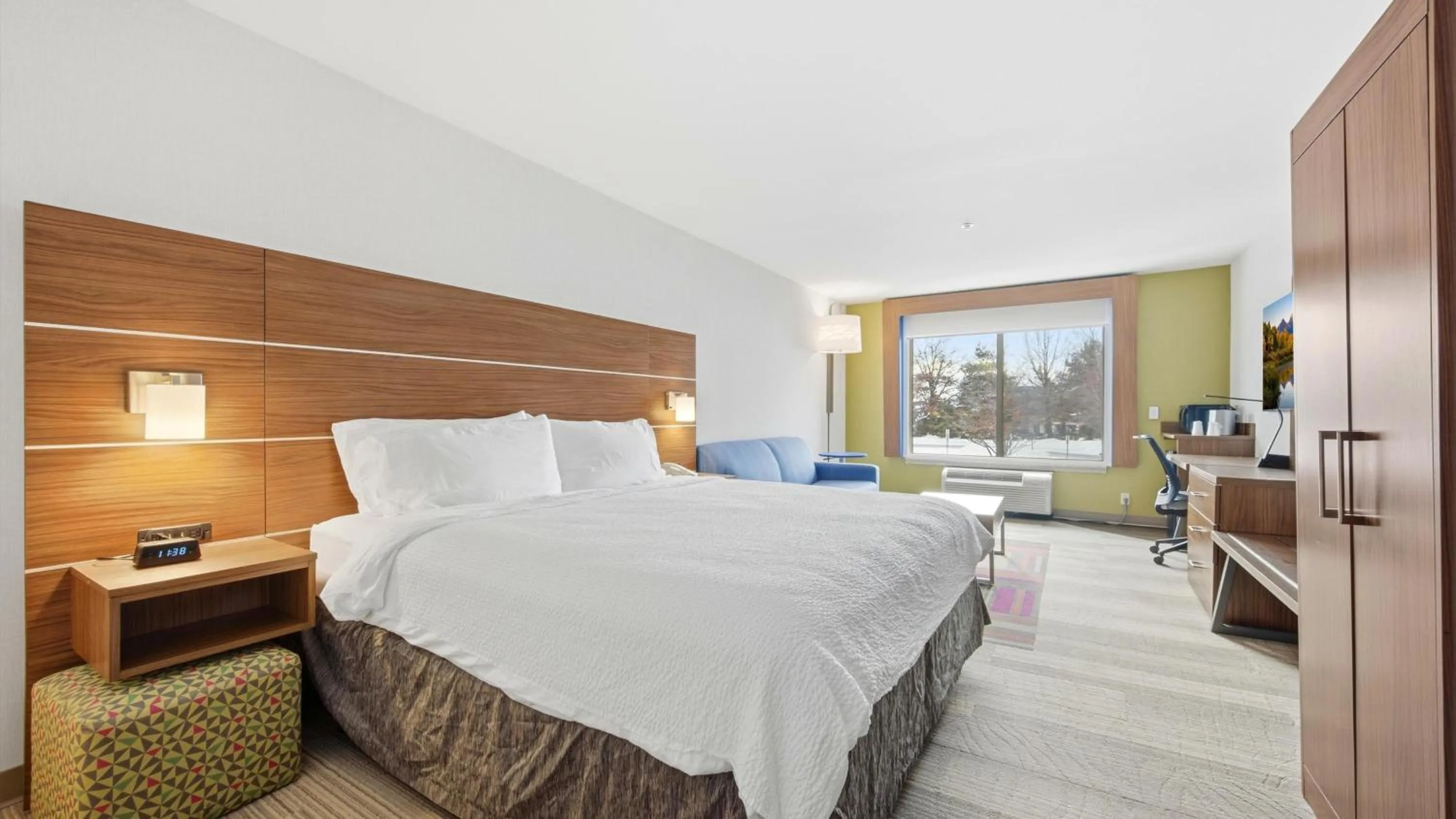 Photo of the whole room, Bed in Holiday Inn Express & Suites Bethlehem Airport-Allentown Area