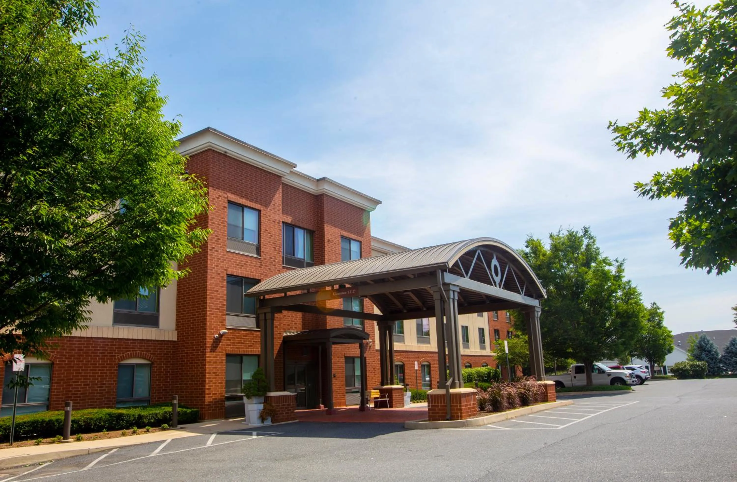 Property building in Holiday Inn Express & Suites Bethlehem Arpt-Allentown Area