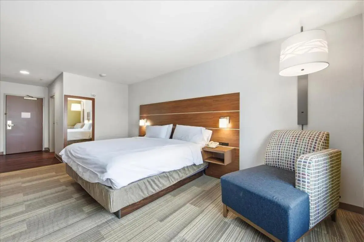 Bedroom, Bed in Holiday Inn Express & Suites Bethlehem Airport-Allentown Area Bedroom, Bed in Holiday Inn Express & Suites Bethlehem Airport-Allentown Area