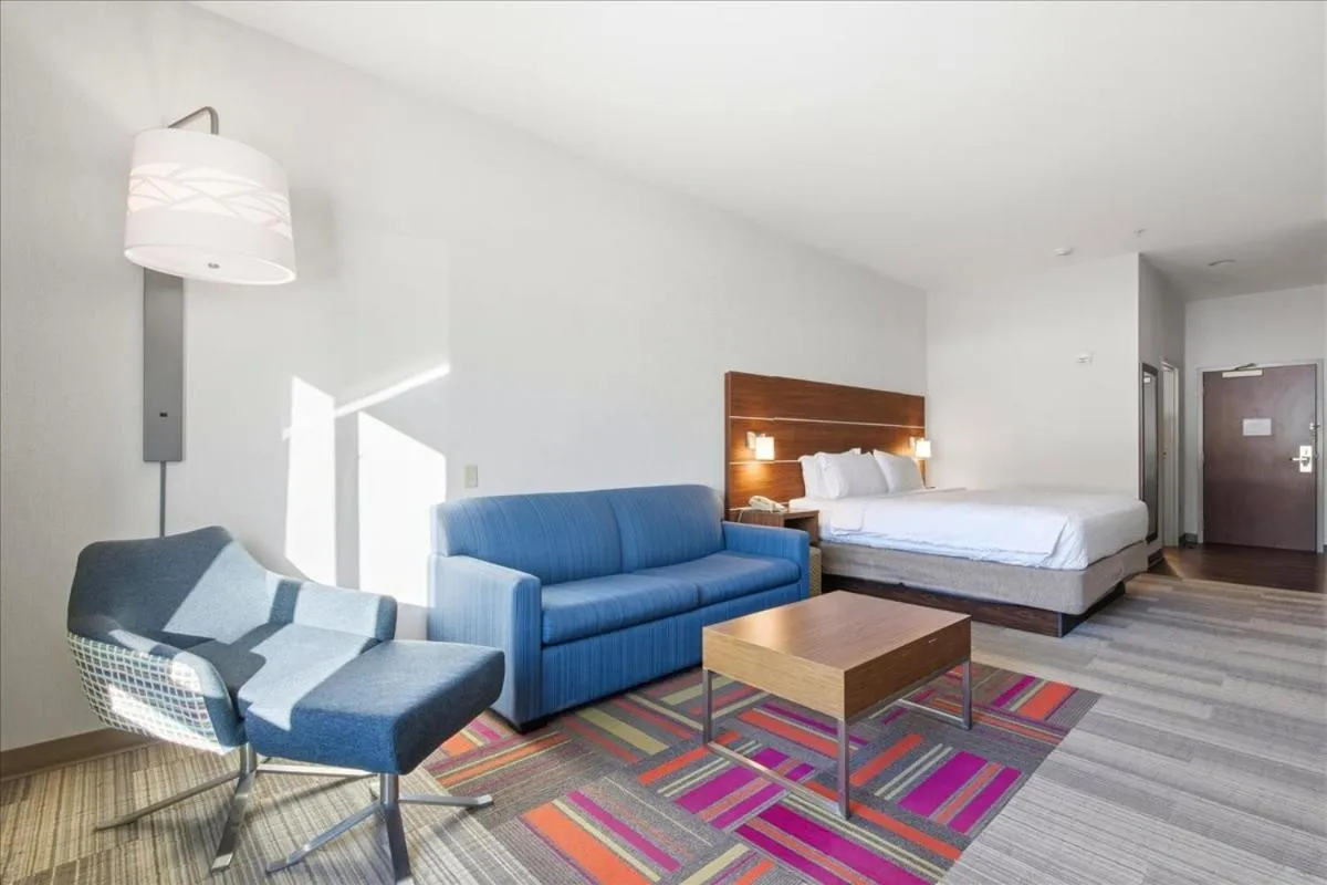 View (from property/room), Bed in Holiday Inn Express & Suites Bethlehem Airport-Allentown Area