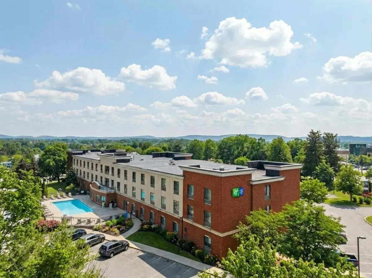 Property building in Holiday Inn Express & Suites Bethlehem Airport-Allentown Area Property building in Holiday Inn Express & Suites Bethlehem Airport-Allentown Area