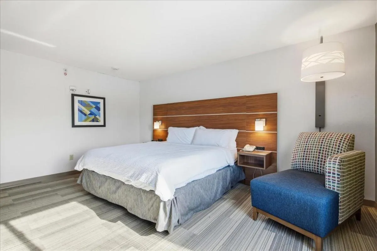 Bedroom, Bed in Holiday Inn Express & Suites Bethlehem Airport-Allentown Area