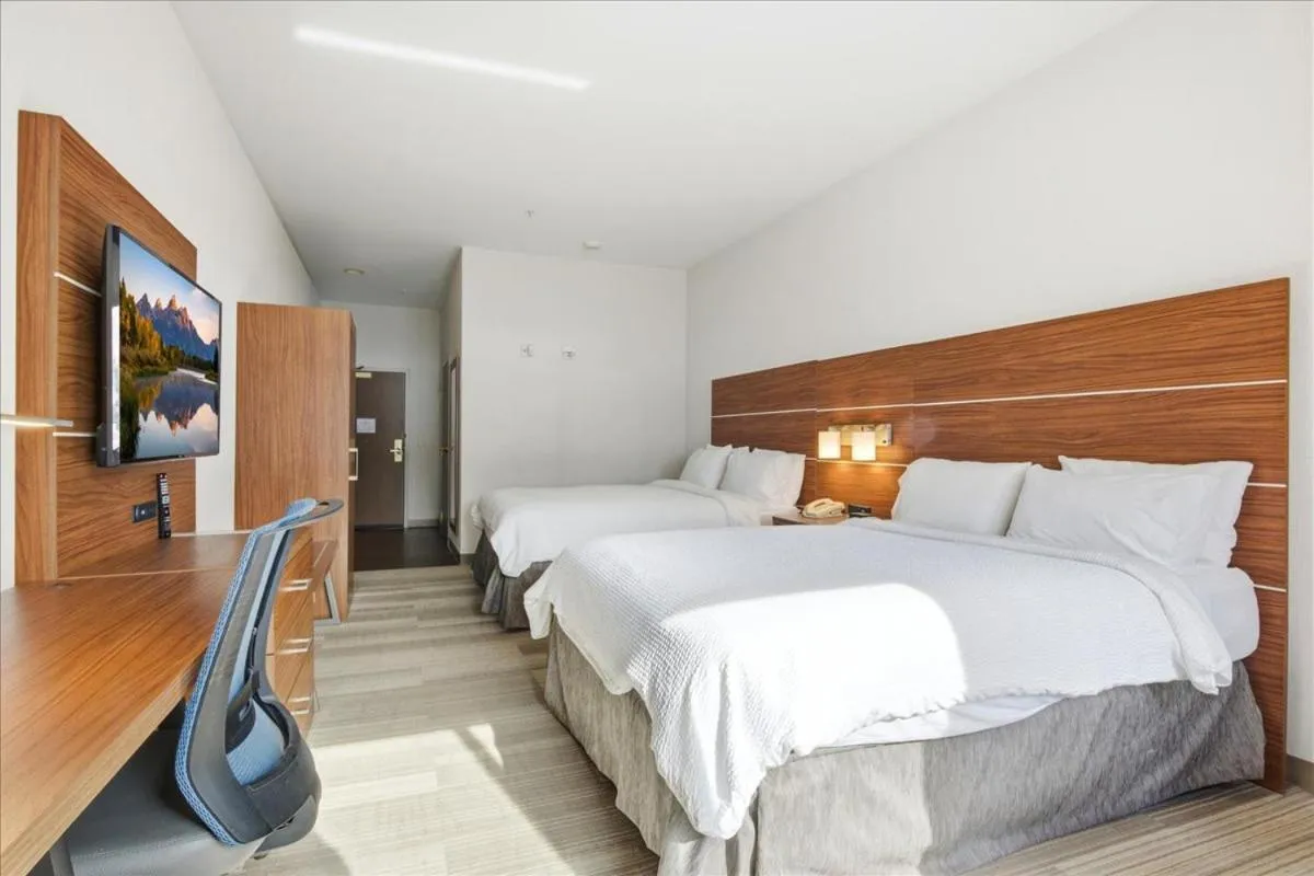 Bed in Holiday Inn Express & Suites Bethlehem Airport-Allentown Area