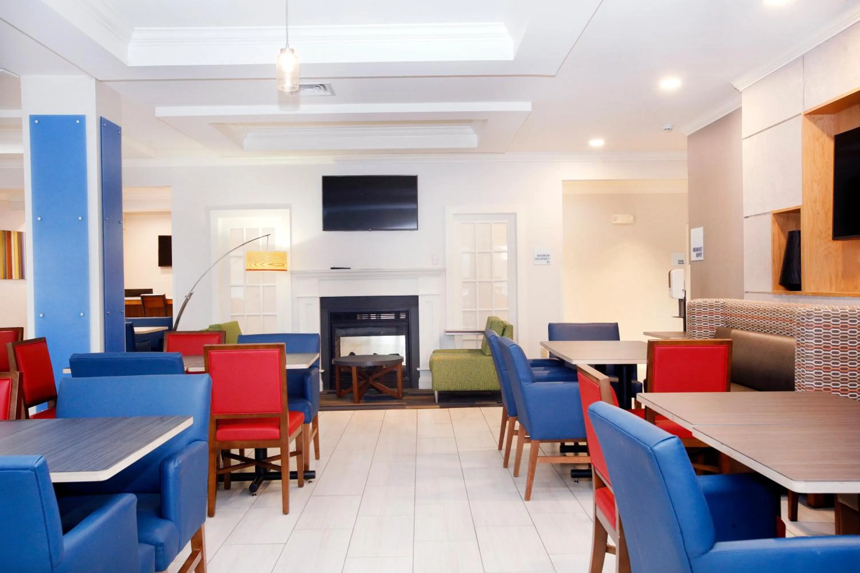 Breakfast in Holiday Inn Express & Suites Bethlehem Arpt-Allentown Area