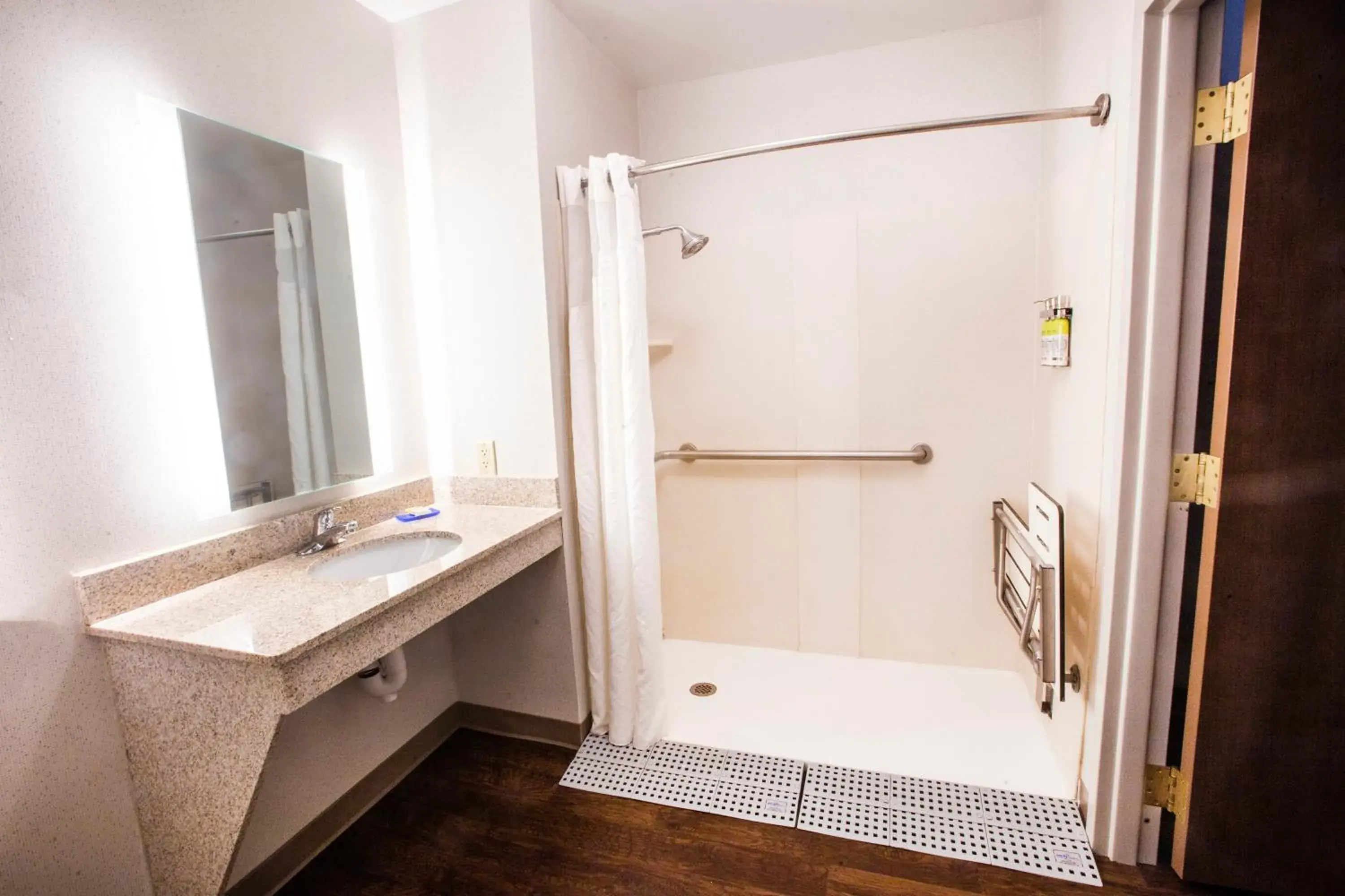 Queen Room with Two Queen Beds Hearing Accessible with Roll-In Shower - Non-Smoking in Holiday Inn Express & Suites Bethlehem Arpt-Allentown Area Queen Room with Two Queen Beds Hearing Accessible with Roll-In Shower - Non-Smoking in Holiday Inn Express & Suites Bethlehem Arpt-Allentown Area