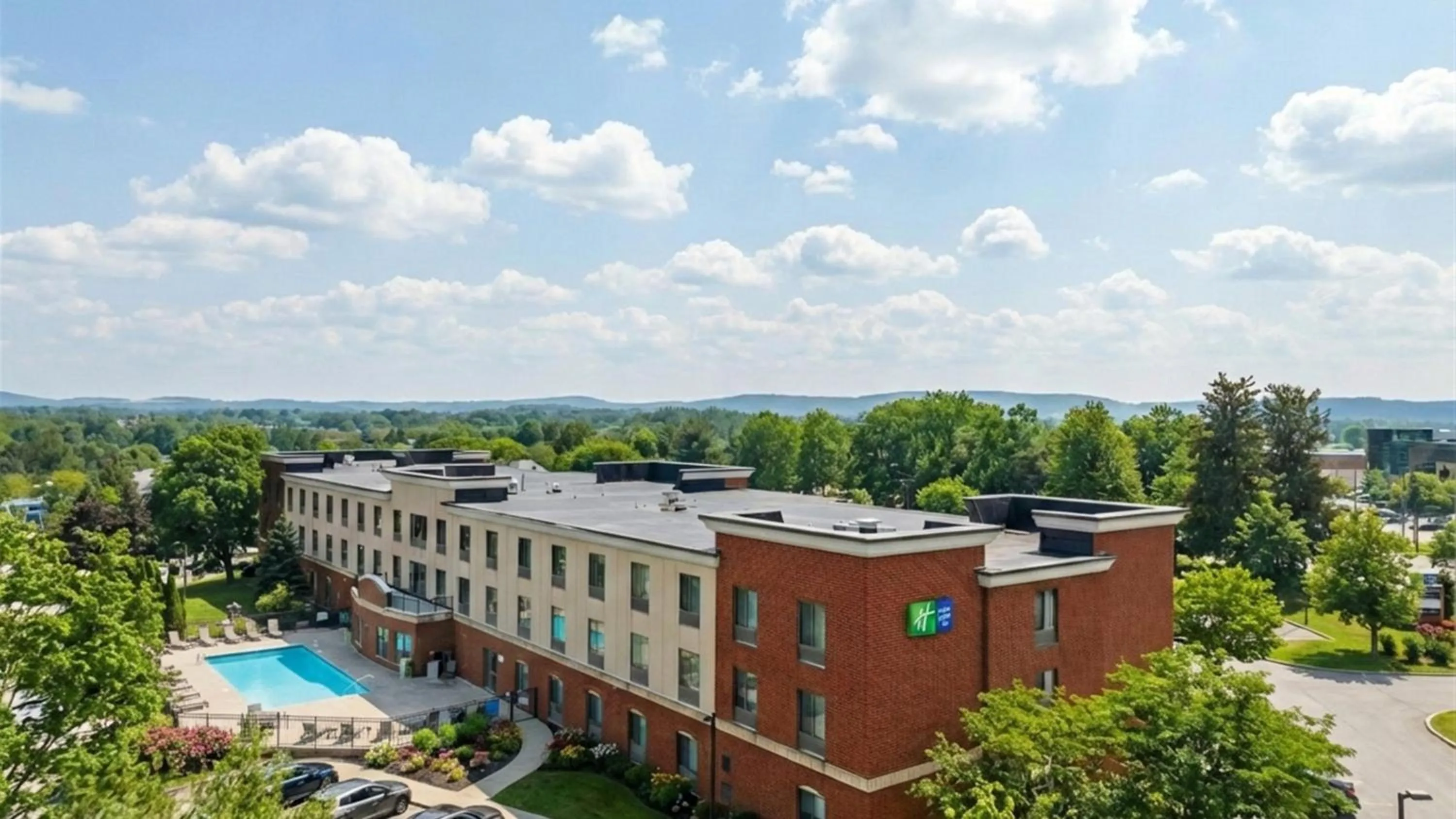 Property building in Holiday Inn Express & Suites Bethlehem Airport-Allentown Area