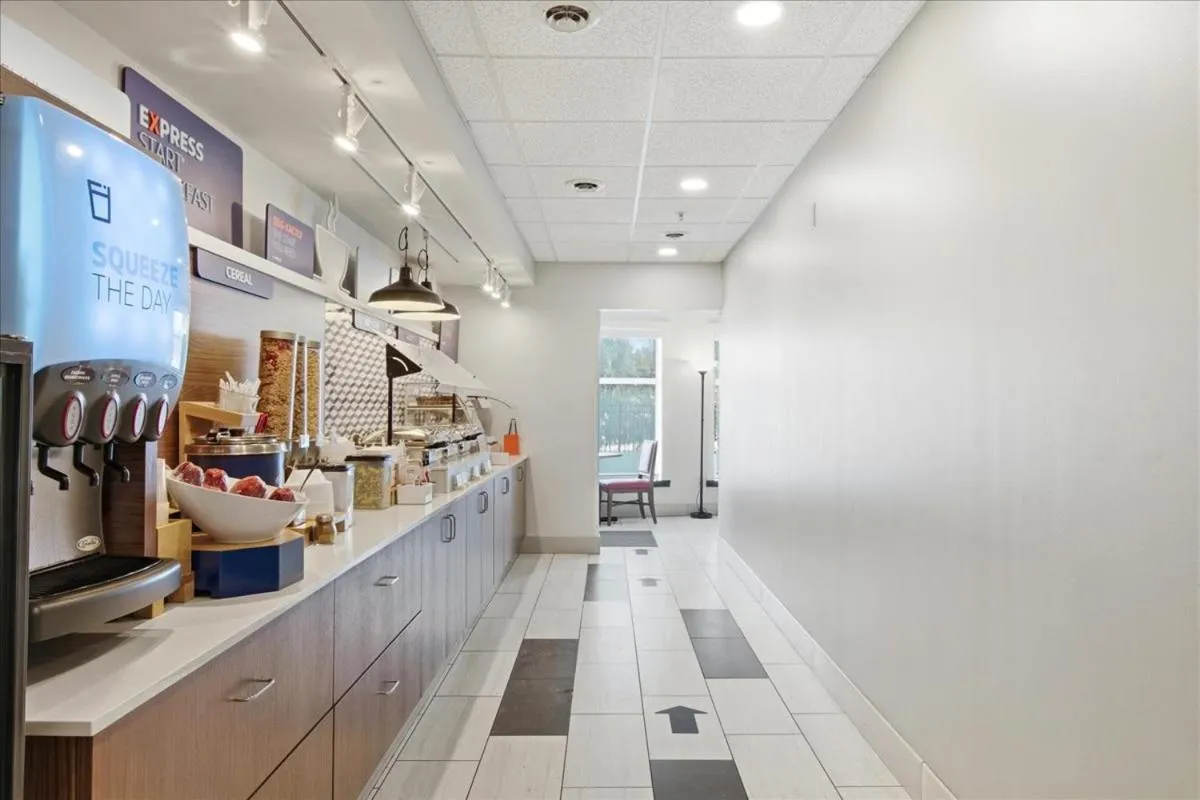 Breakfast in Holiday Inn Express & Suites Bethlehem Airport-Allentown Area