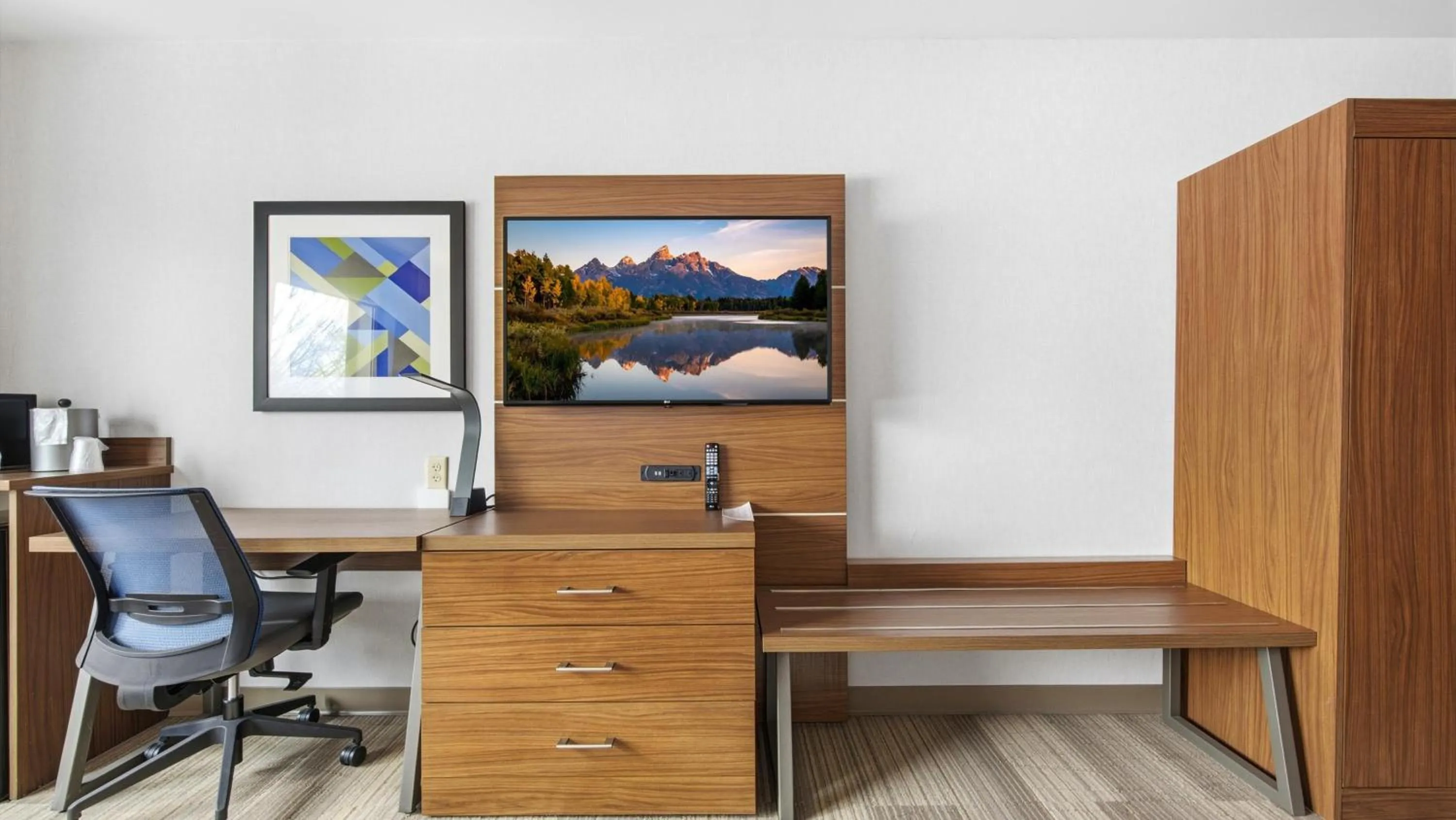 Bedroom in Holiday Inn Express & Suites Bethlehem Airport-Allentown Area