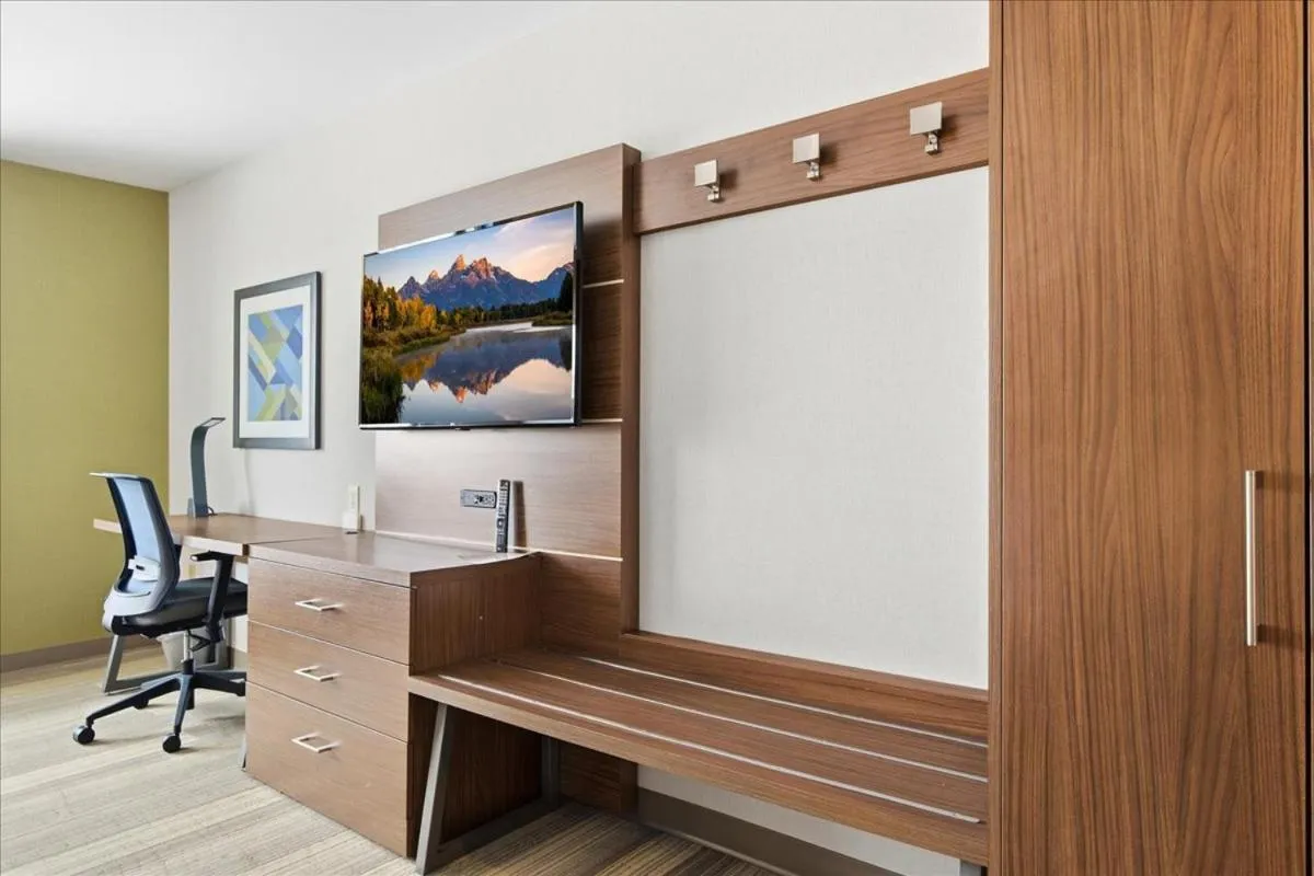 Bedroom in Holiday Inn Express & Suites Bethlehem Airport-Allentown Area